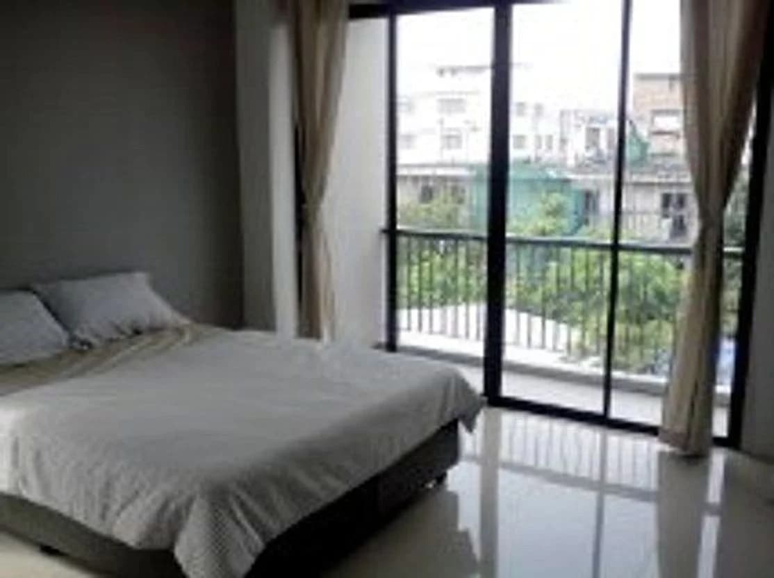 استوديوهات للإيجار الشهري بمساحة 25 م² مع شرفة في PP Residence، Soi Mae Phra Fatima، Din Daeng، على بعد حوالي 1 كم من محطة Airport Rail Link Makkasan صورة 4