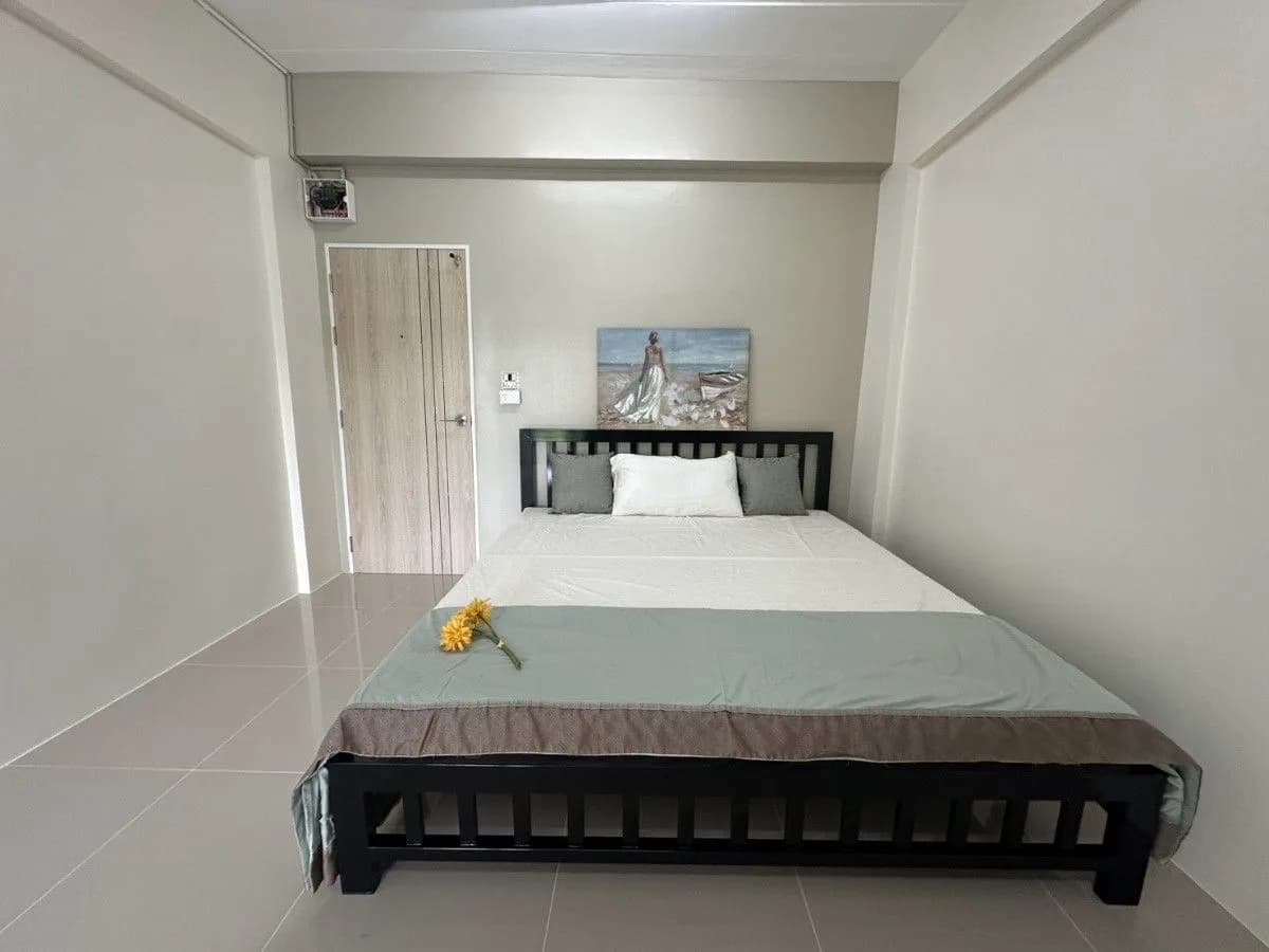 Pracha Uthit Place, Soi Pracha Uthit 72/1, Thung Khru : chambres de 26 m² au mois, avec balcon et évier photo 5