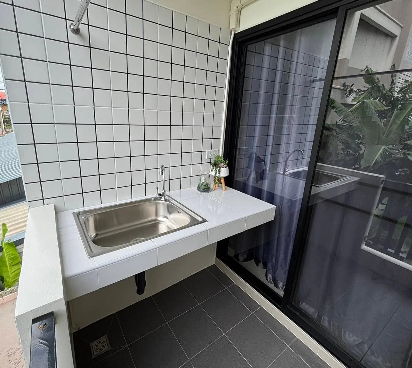 Pracha Uthit Place, Soi Pracha Uthit 72/1, Thung Khru : chambres de 26 m² au mois, avec balcon et évier photo 8
