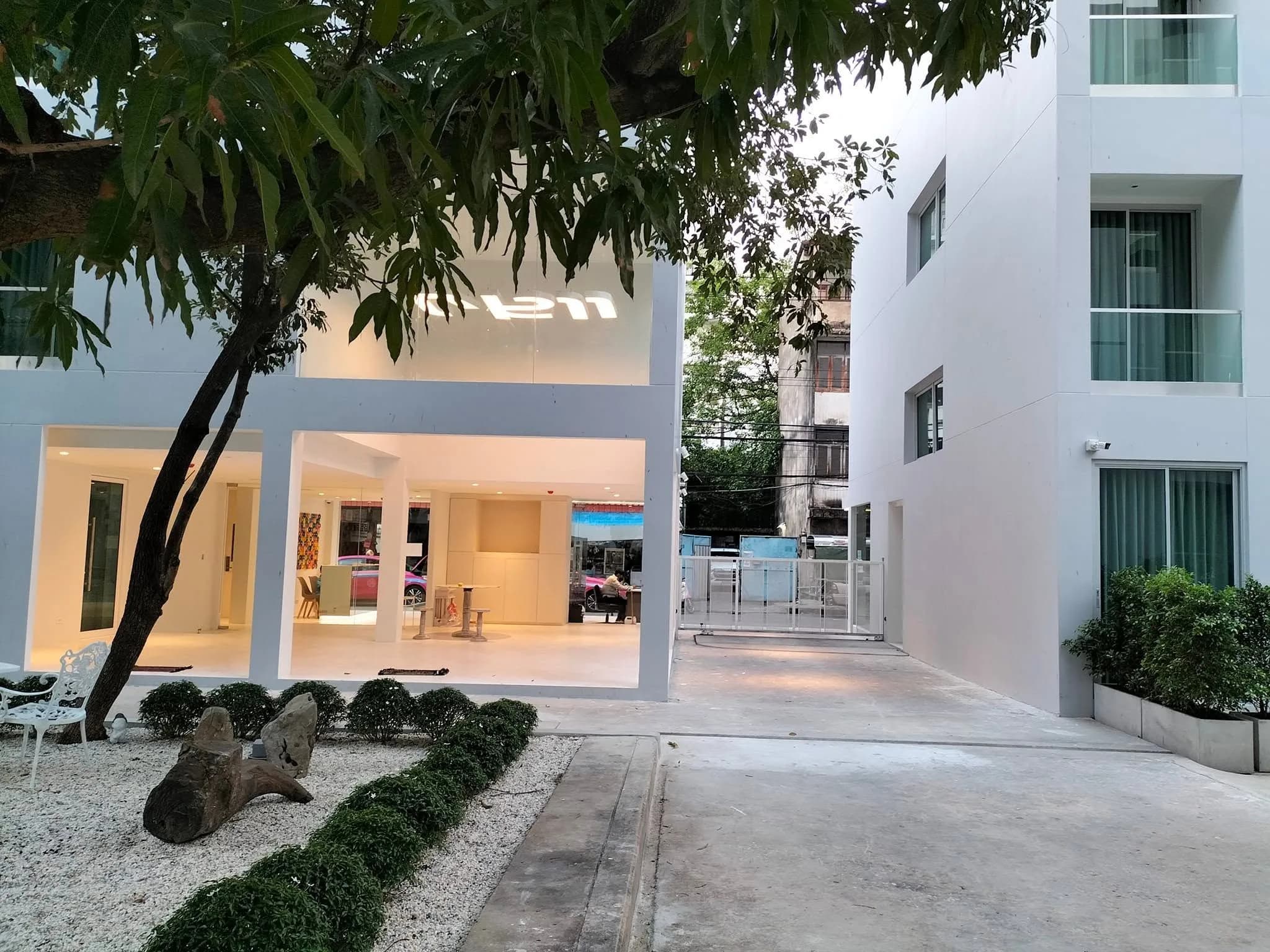 PUNICA, Soi Rong Mueang 3, Pathum Wan: Studio Bulanan 24 m² di Gedung Rendah dengan Halaman Pohon, Dekat Chulalongkorn University foto 2