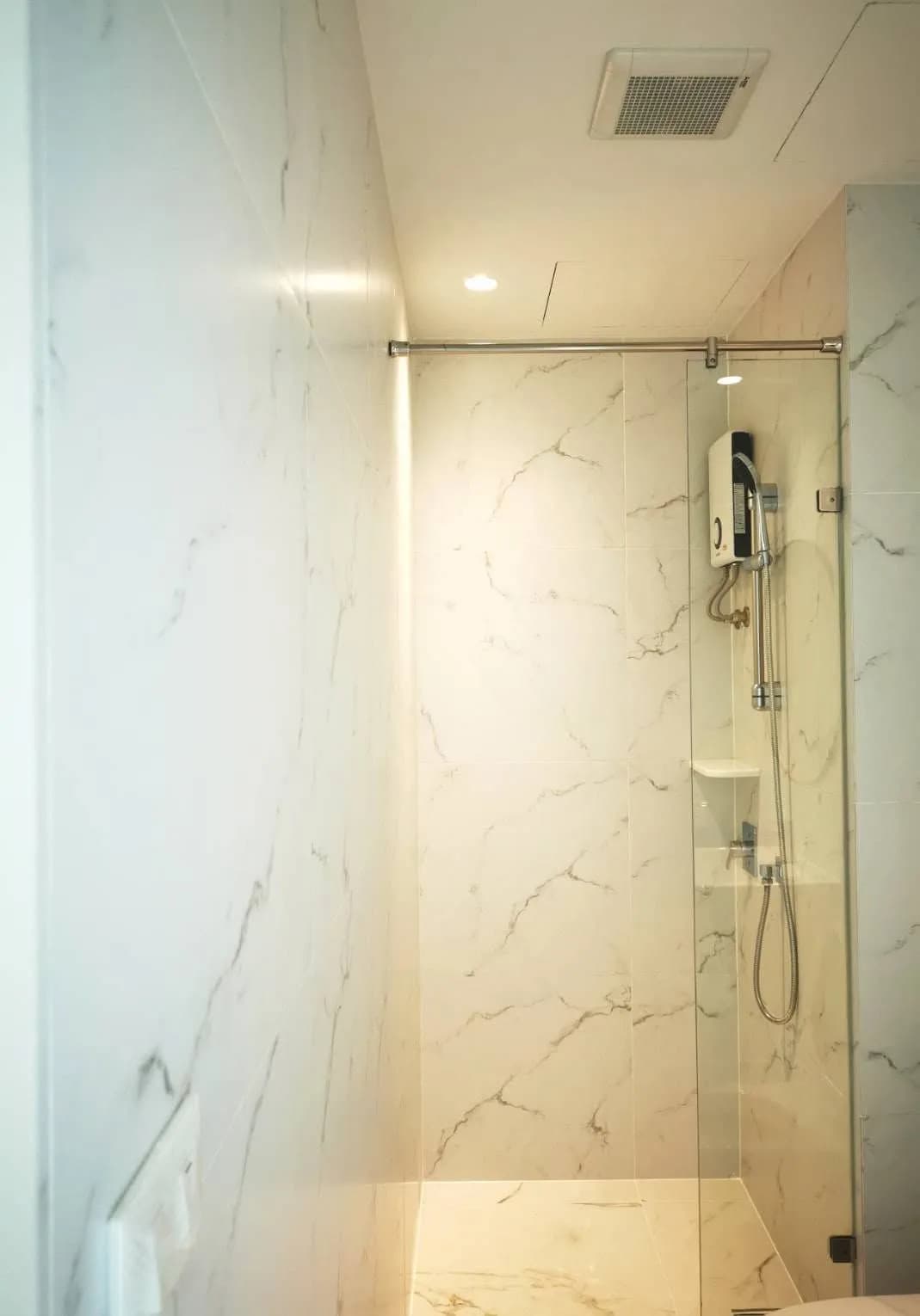 PUNICA, Soi Rong Mueang 3, Pathum Wan: Studio Bulanan 24 m² di Gedung Rendah dengan Halaman Pohon, Dekat Chulalongkorn University foto 8