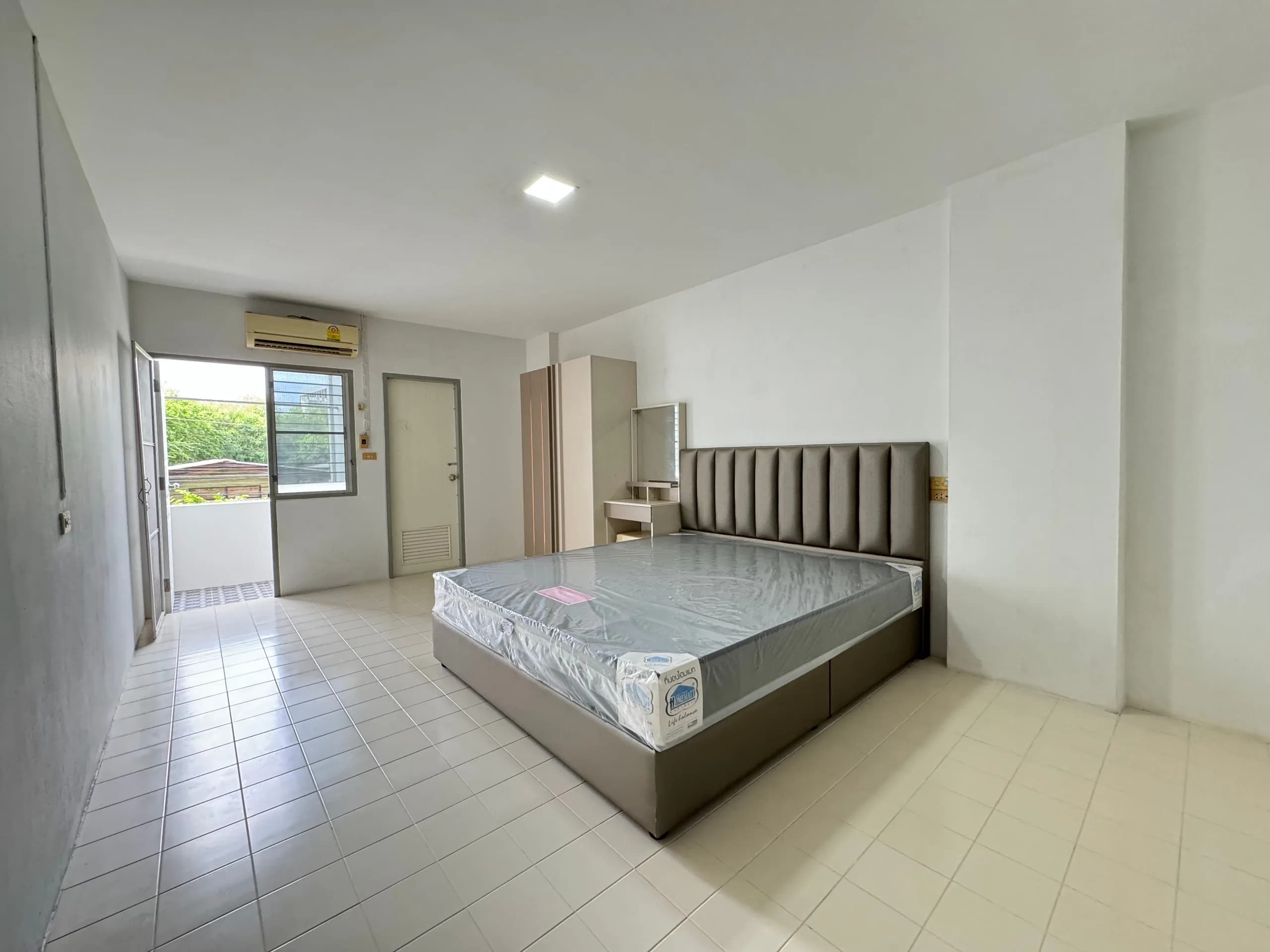 Pupoon Residence, Maha Chai, rue Norarat Uthit : chambres meublées et climatisées à louer au mois, près de l'hôpital de Samut Sakhon, parking gratuit photo 3