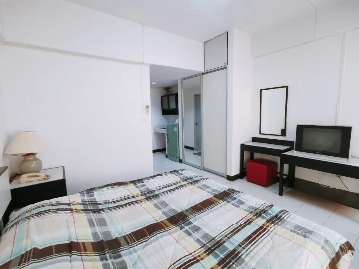 PV Apartment، Soi Inthamara 12، Sutthisan–Ari: استوديوهات مفروشة للإيجار الشهري بمساحة 28–32 م² في مبنيين مزوّدين بمصاعد صورة 2
