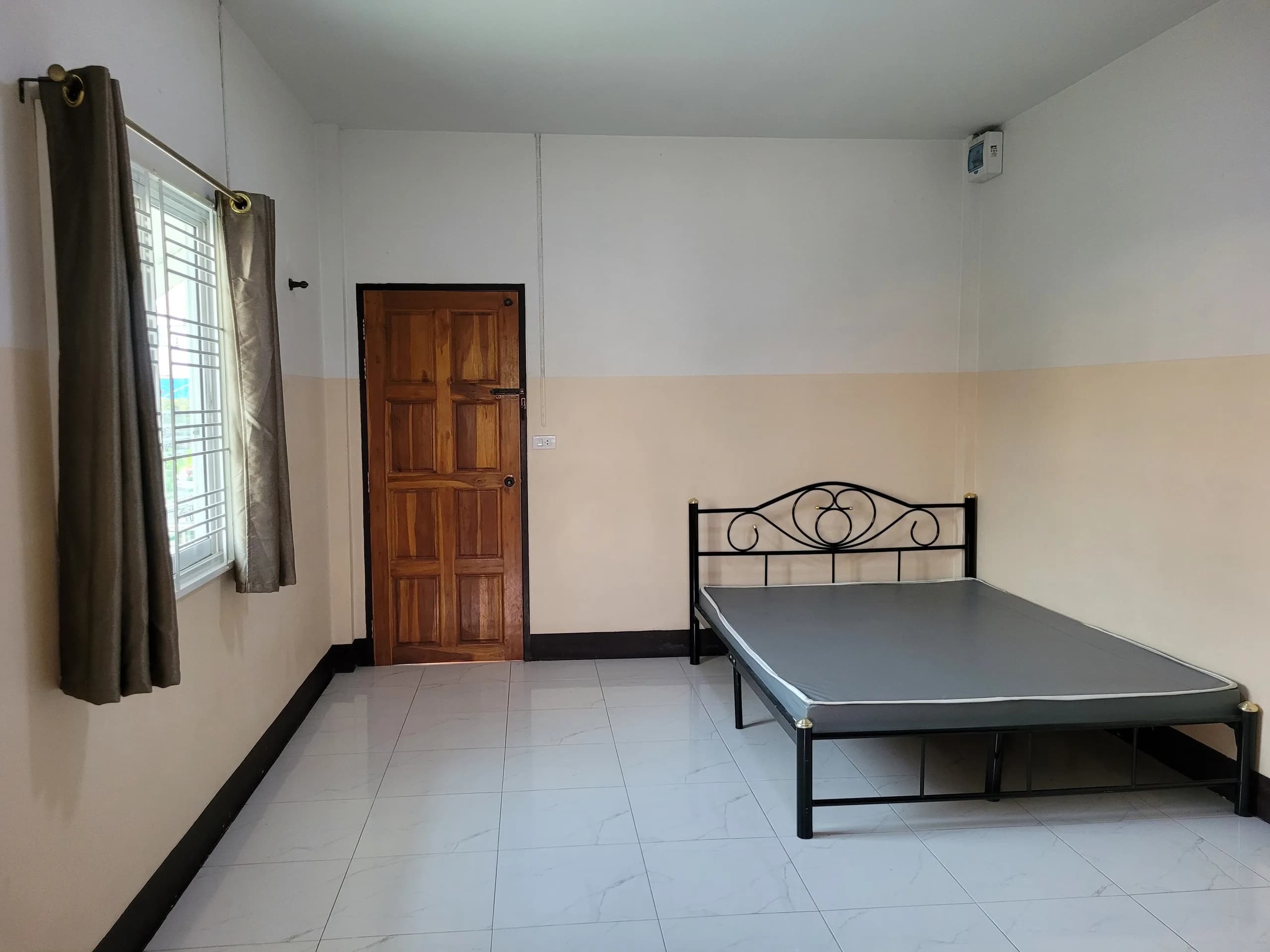 Rangsimuntr Apartment, Ratchaburi: मासिक किराए पर अटैच्ड बाथरूम वाले 20 वर्ग मीटर के पंखे वाले कमरे, Si Mueang मार्केट के पास
