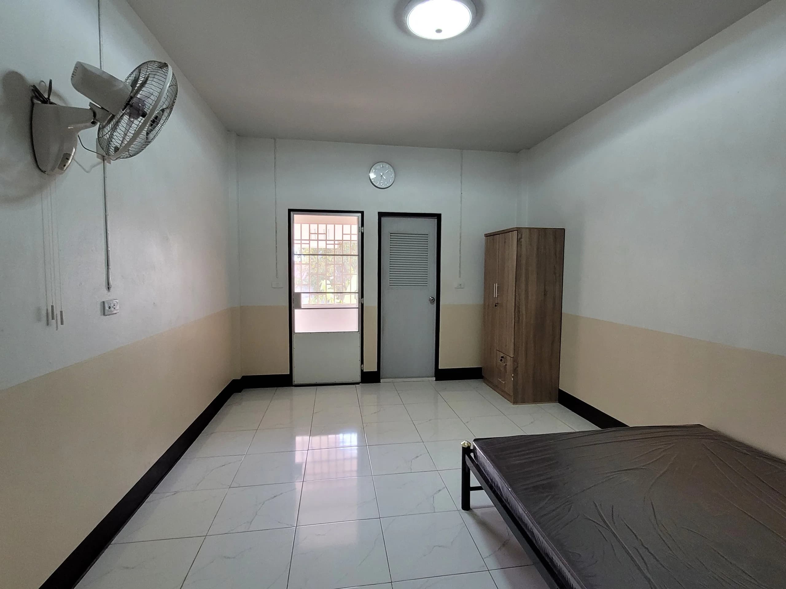 Rangsimuntr Apartment, Ratchaburi: मासिक किराए पर अटैच्ड बाथरूम वाले 20 वर्ग मीटर के पंखे वाले कमरे, Si Mueang मार्केट के पास फ़ोटो 5