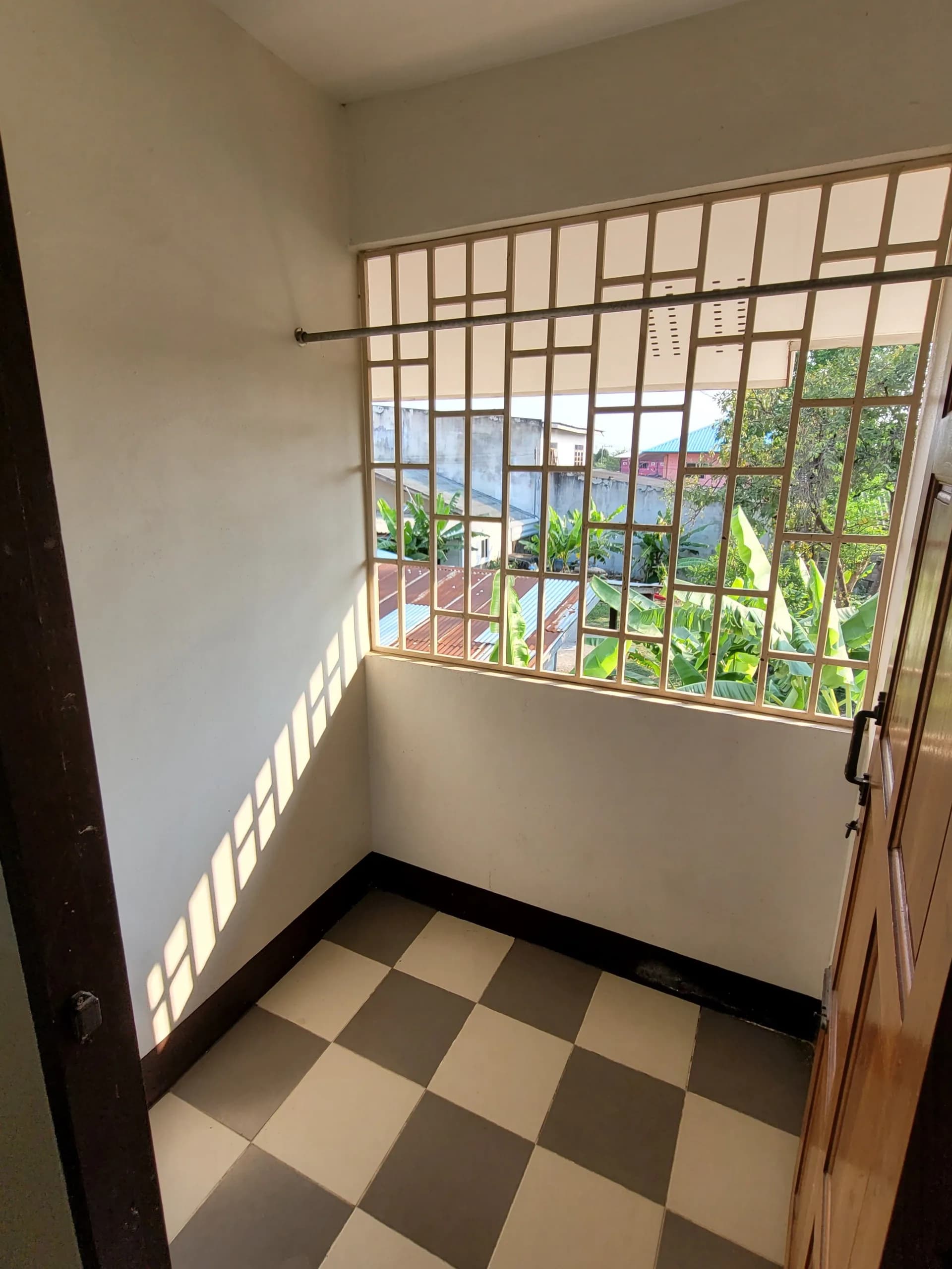 Rangsimuntr Apartment, Ratchaburi: मासिक किराए पर अटैच्ड बाथरूम वाले 20 वर्ग मीटर के पंखे वाले कमरे, Si Mueang मार्केट के पास फ़ोटो 7
