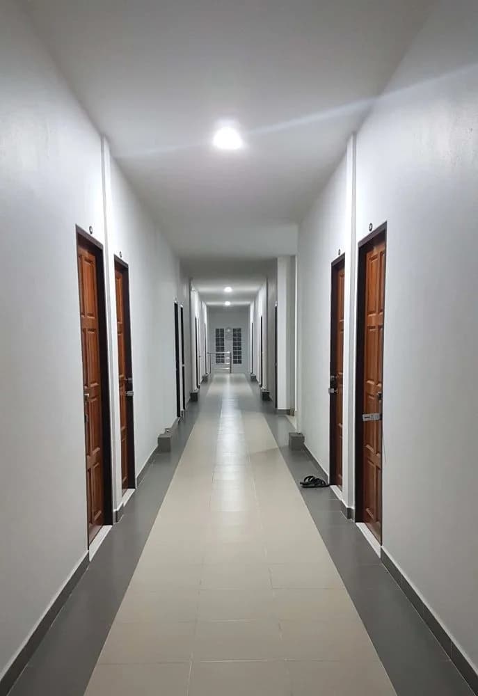 Rangsimuntr Apartment, Ratchaburi: मासिक किराए पर अटैच्ड बाथरूम वाले 20 वर्ग मीटर के पंखे वाले कमरे, Si Mueang मार्केट के पास फ़ोटो 8