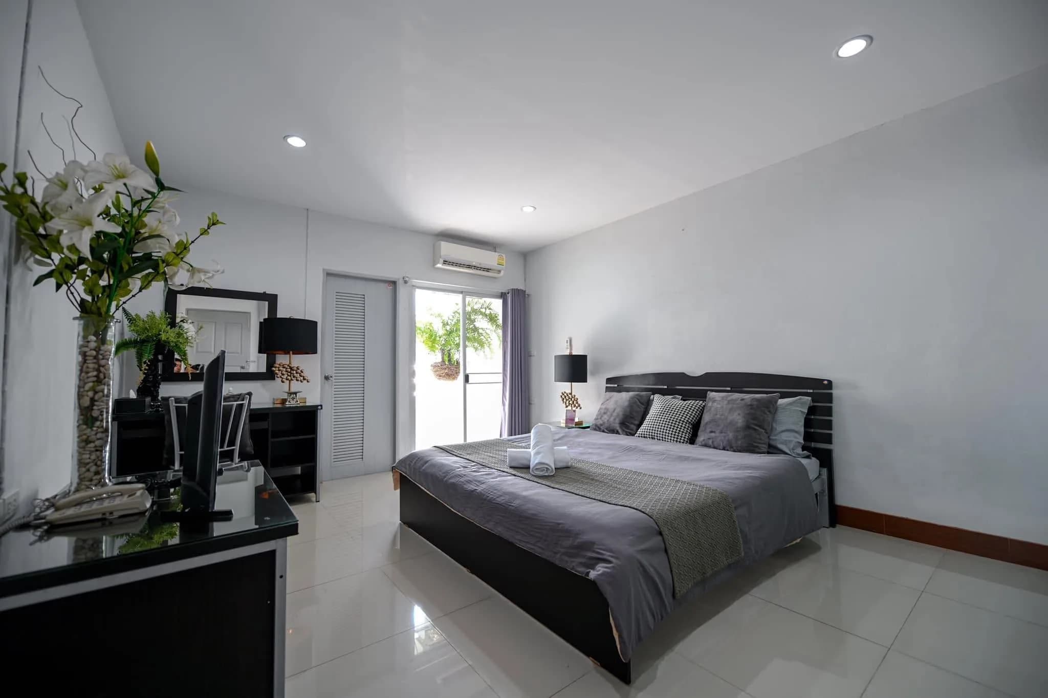 غرف للإيجار الشهري بمساحة 26-30 م² في مبنيين ضمن Ratchapruek Place Apartment، Soi Mahasawat 4، Bang Kruai، Nonthaburi، قرب Central Westville