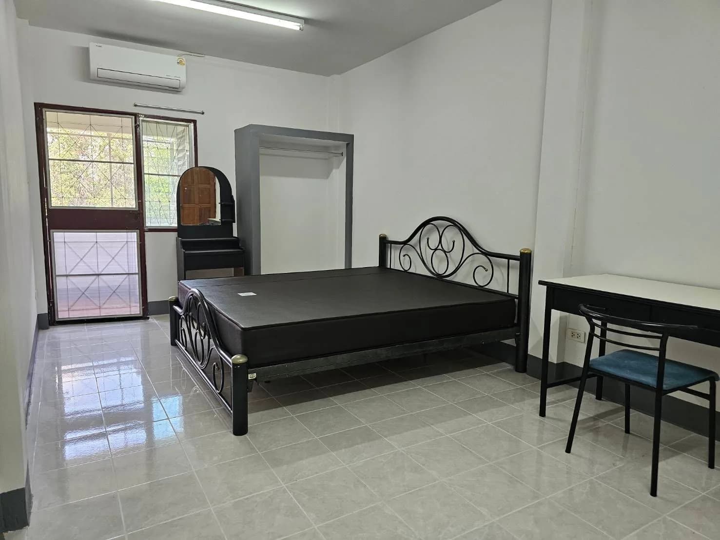 REN Apartment، Mae Hia: غرف شهرية بمروحة ومكيّفة قرب سوق Mae Hia الطازج صورة 4