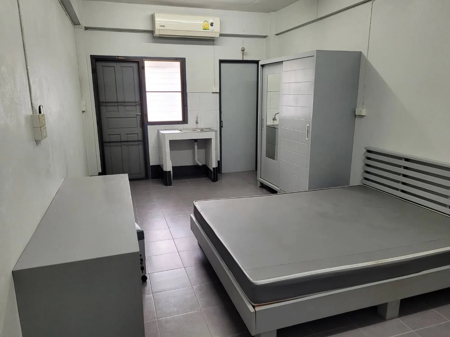 Room@43, Soi Charan Sanitwong 43, Bangkok Noi : chambres climatisées de 21 m² à louer au mois, près de Pinklao