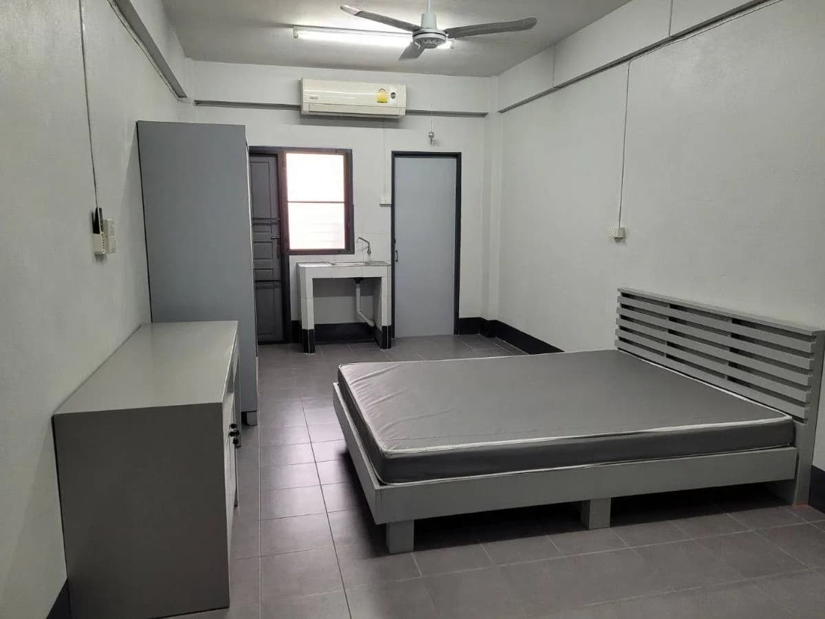 Room@43, Soi Charan Sanitwong 43, Bangkok Noi: Monthly Air-Conditioned Rooms of 21 sq.m. near Pinklao photo 2