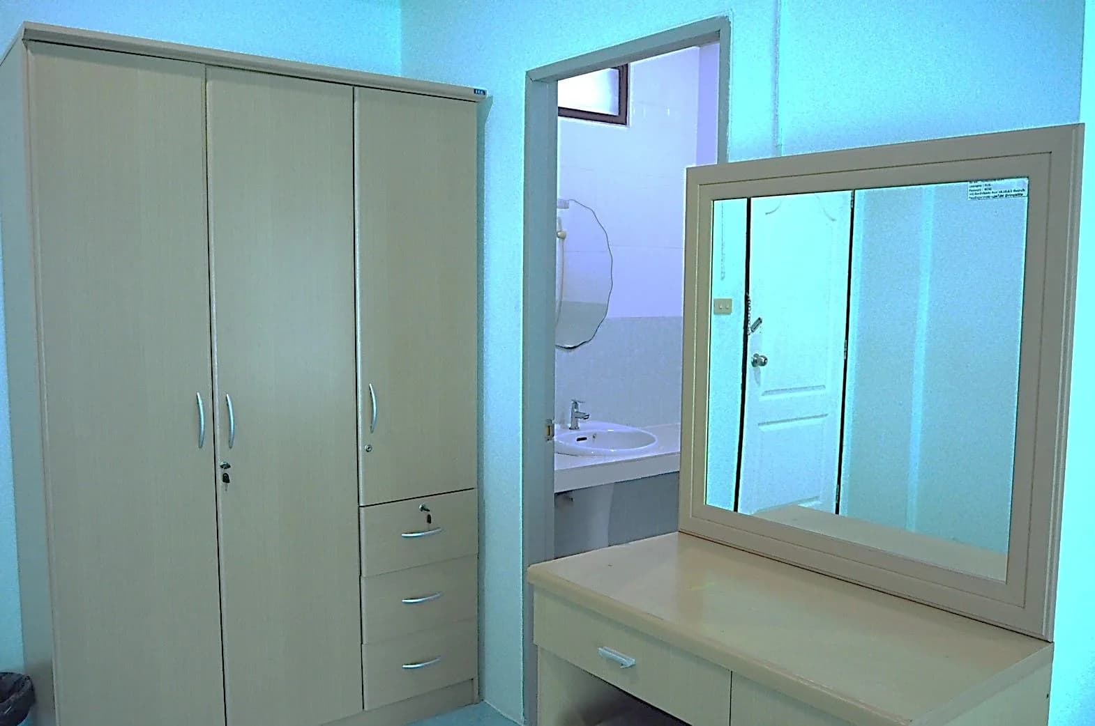 Rungsub Apartment, Laem Chabang: habitaciones con aire acondicionado y estándar con balcón amplio en alquiler mensual, cerca de Harbor Mall foto 3