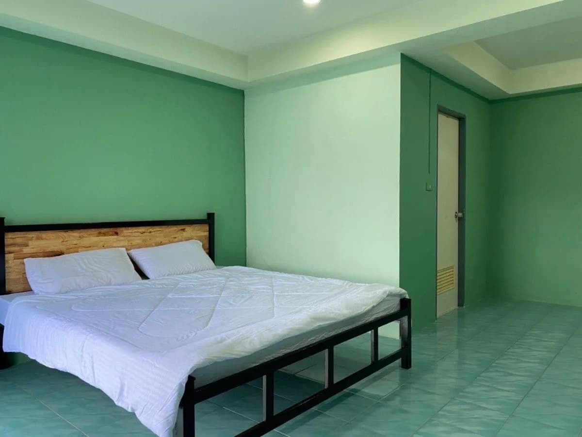 Rungsub Apartment, Laem Chabang: habitaciones con aire acondicionado y estándar con balcón amplio en alquiler mensual, cerca de Harbor Mall foto 4