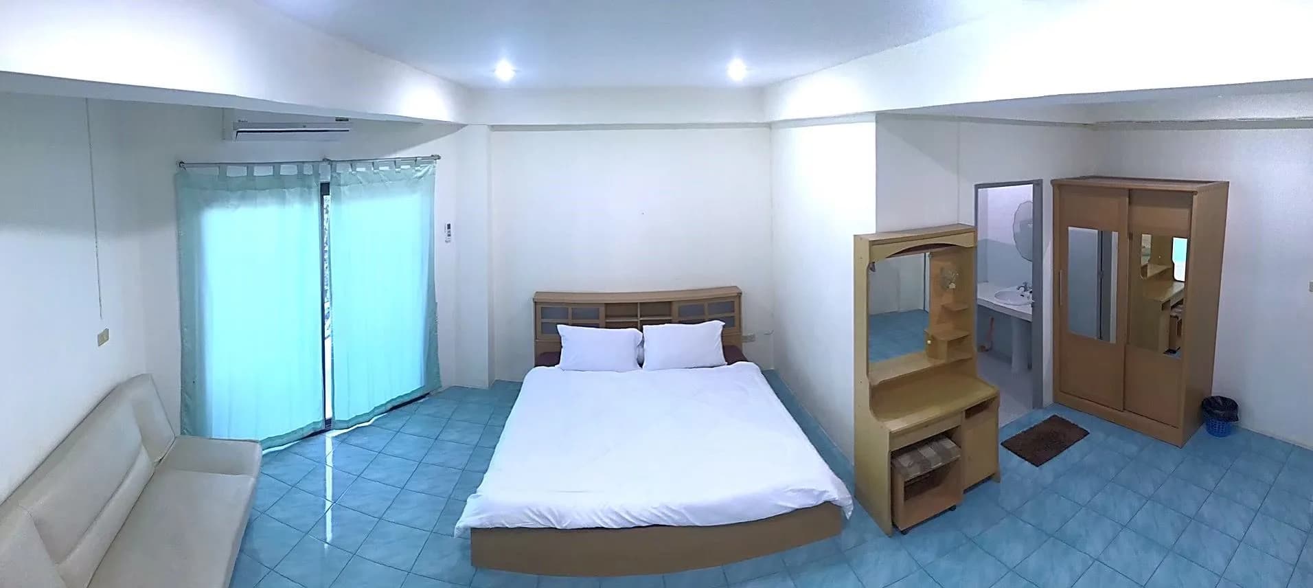 Rungsub Apartment, Laem Chabang: habitaciones con aire acondicionado y estándar con balcón amplio en alquiler mensual, cerca de Harbor Mall foto 6