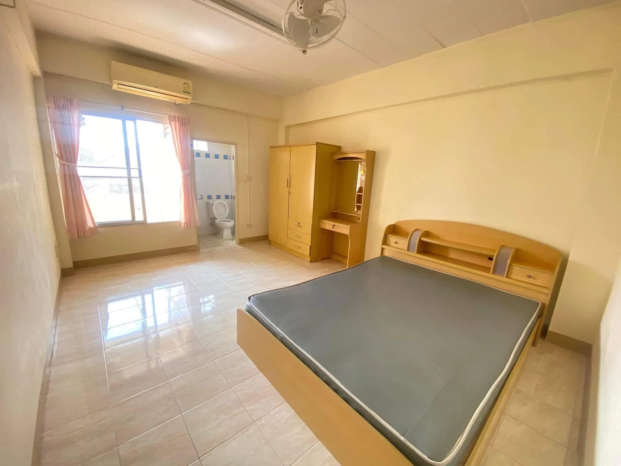 Salin Place, Soi Seri Thai 9 near the NIDA Junction: Monthly Air-Conditioned Rooms with a Balcony in Every Room photo 1