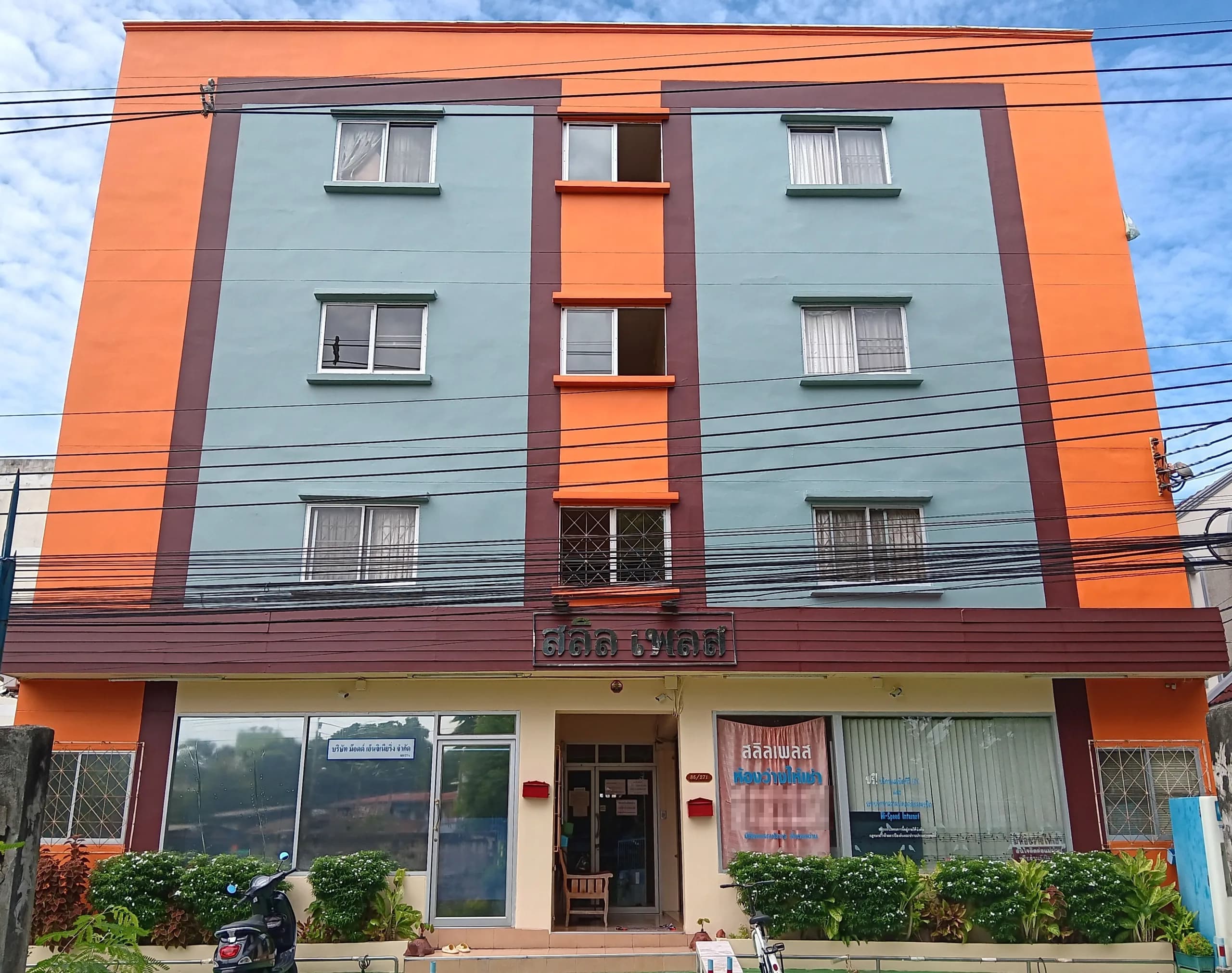 Salin Place, Soi Seri Thai 9 near the NIDA Junction: Monthly Air-Conditioned Rooms with a Balcony in Every Room photo 2