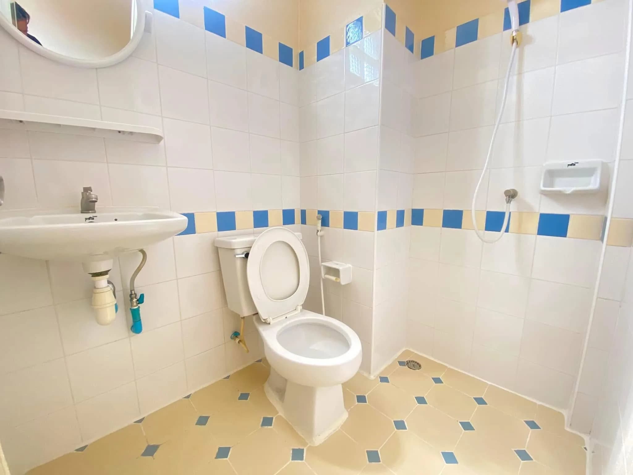 Salin Place, Soi Seri Thai 9 near the NIDA Junction: Monthly Air-Conditioned Rooms with a Balcony in Every Room photo 3