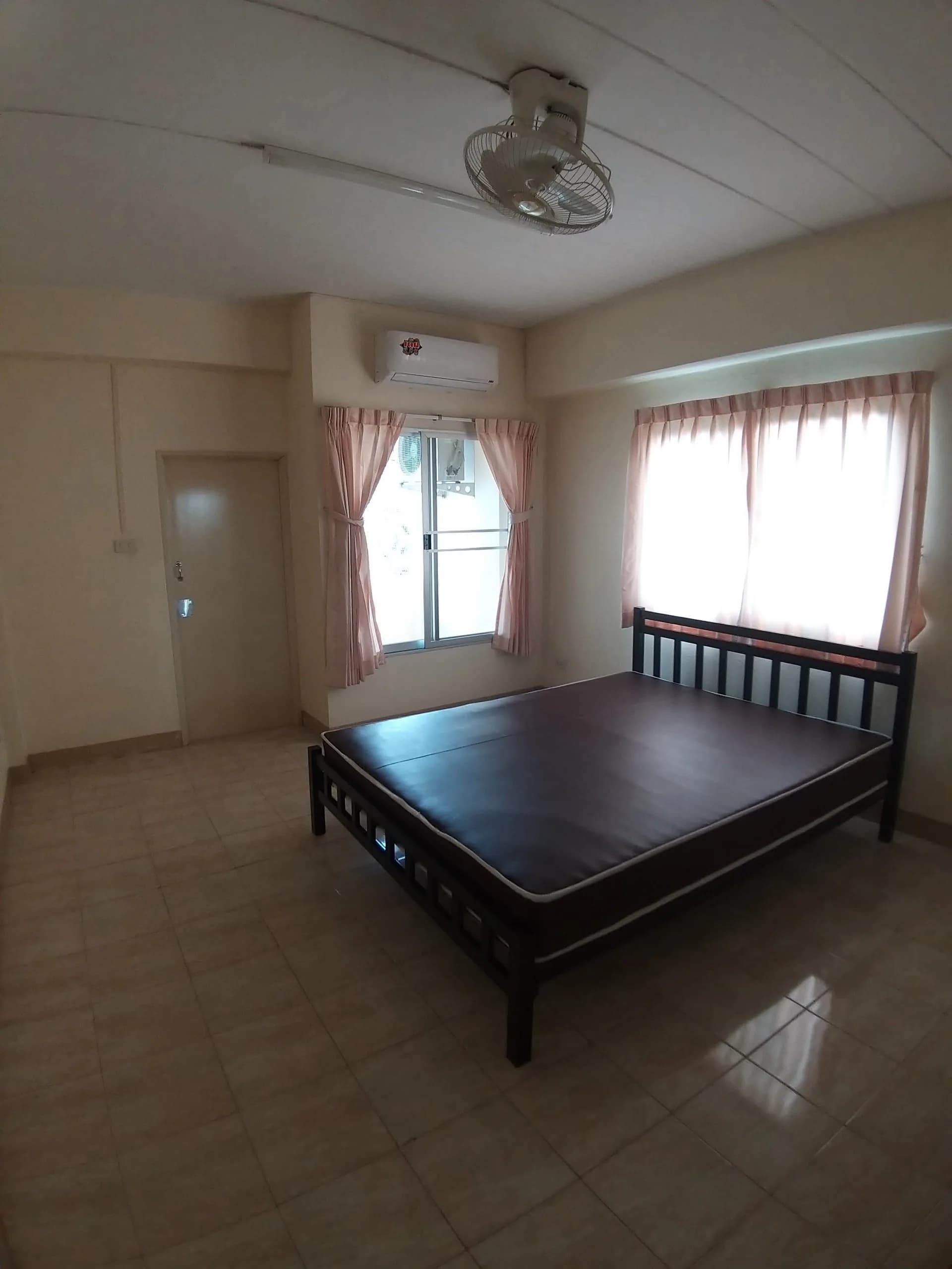 Salin Place, Soi Seri Thai 9 near the NIDA Junction: Monthly Air-Conditioned Rooms with a Balcony in Every Room photo 4