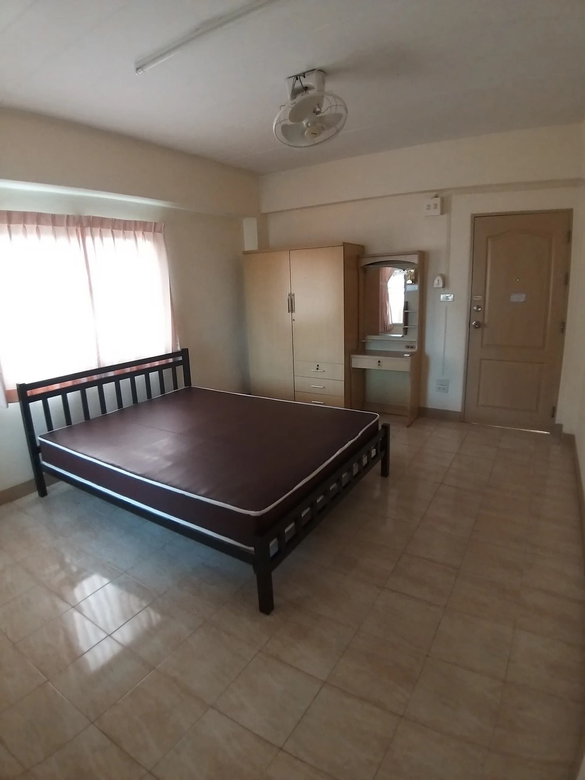 Salin Place, Soi Seri Thai 9 near the NIDA Junction: Monthly Air-Conditioned Rooms with a Balcony in Every Room photo 5