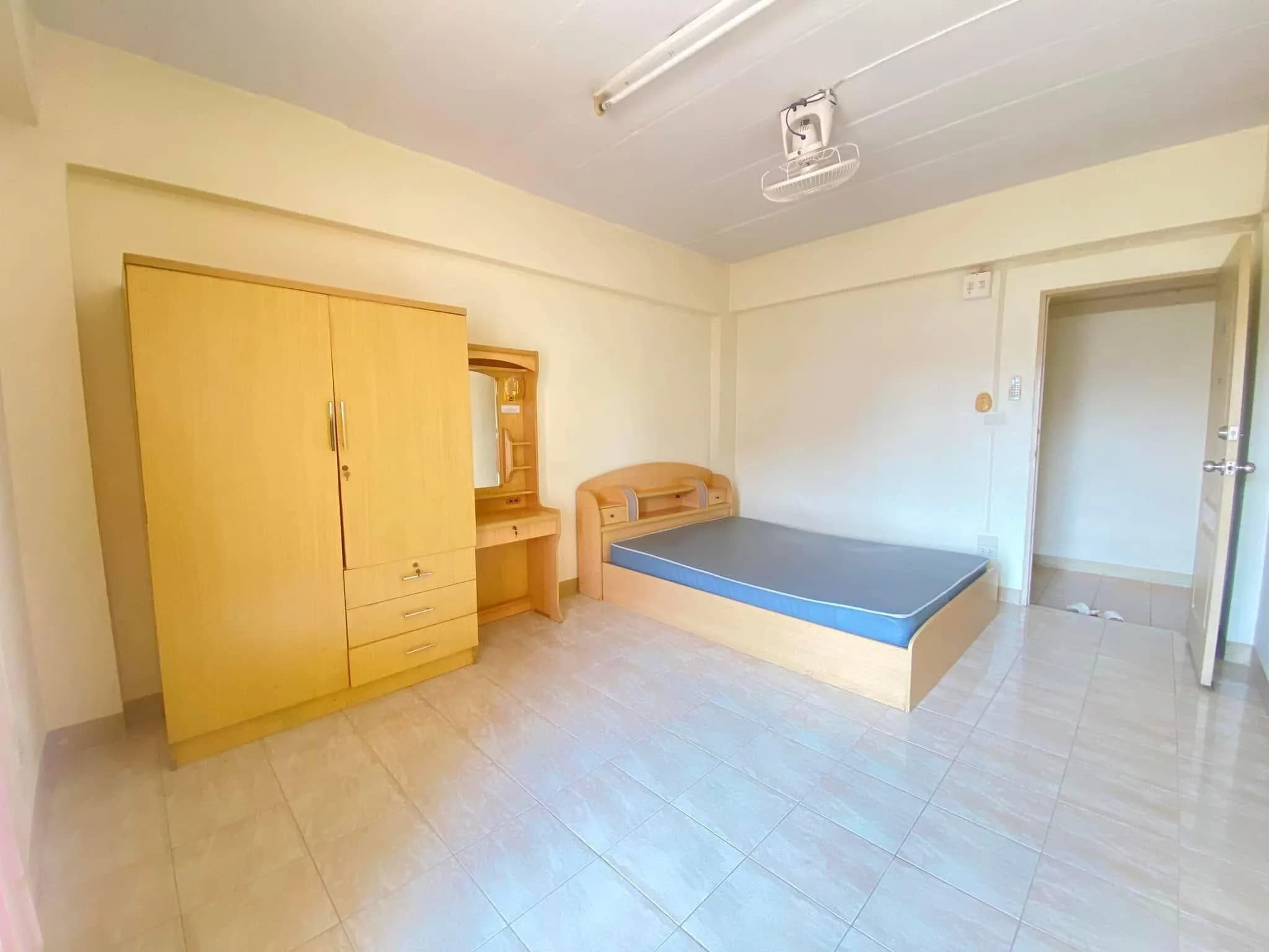 Salin Place, Soi Seri Thai 9 near the NIDA Junction: Monthly Air-Conditioned Rooms with a Balcony in Every Room photo 6