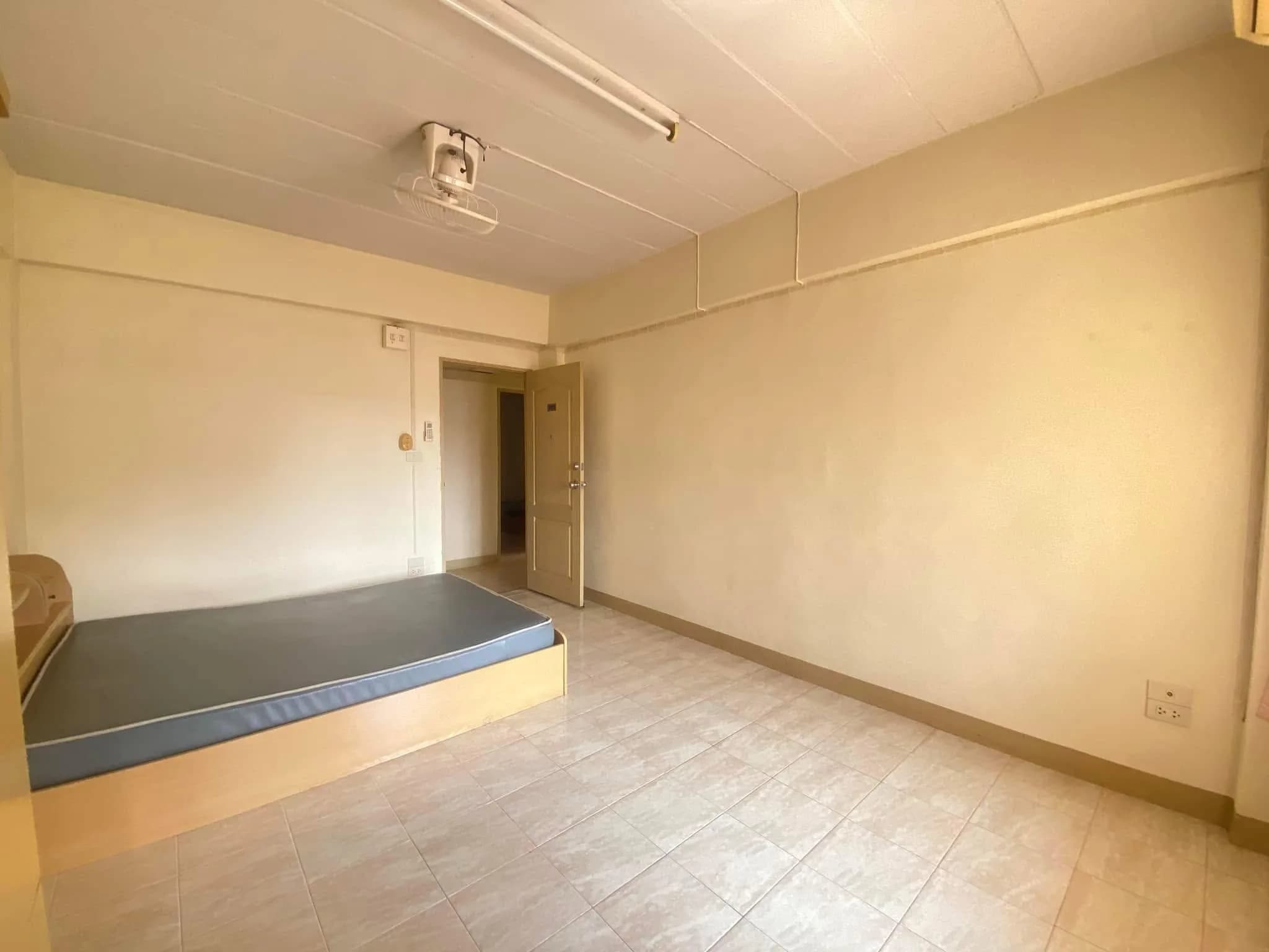 Salin Place, Soi Seri Thai 9 near the NIDA Junction: Monthly Air-Conditioned Rooms with a Balcony in Every Room photo 7