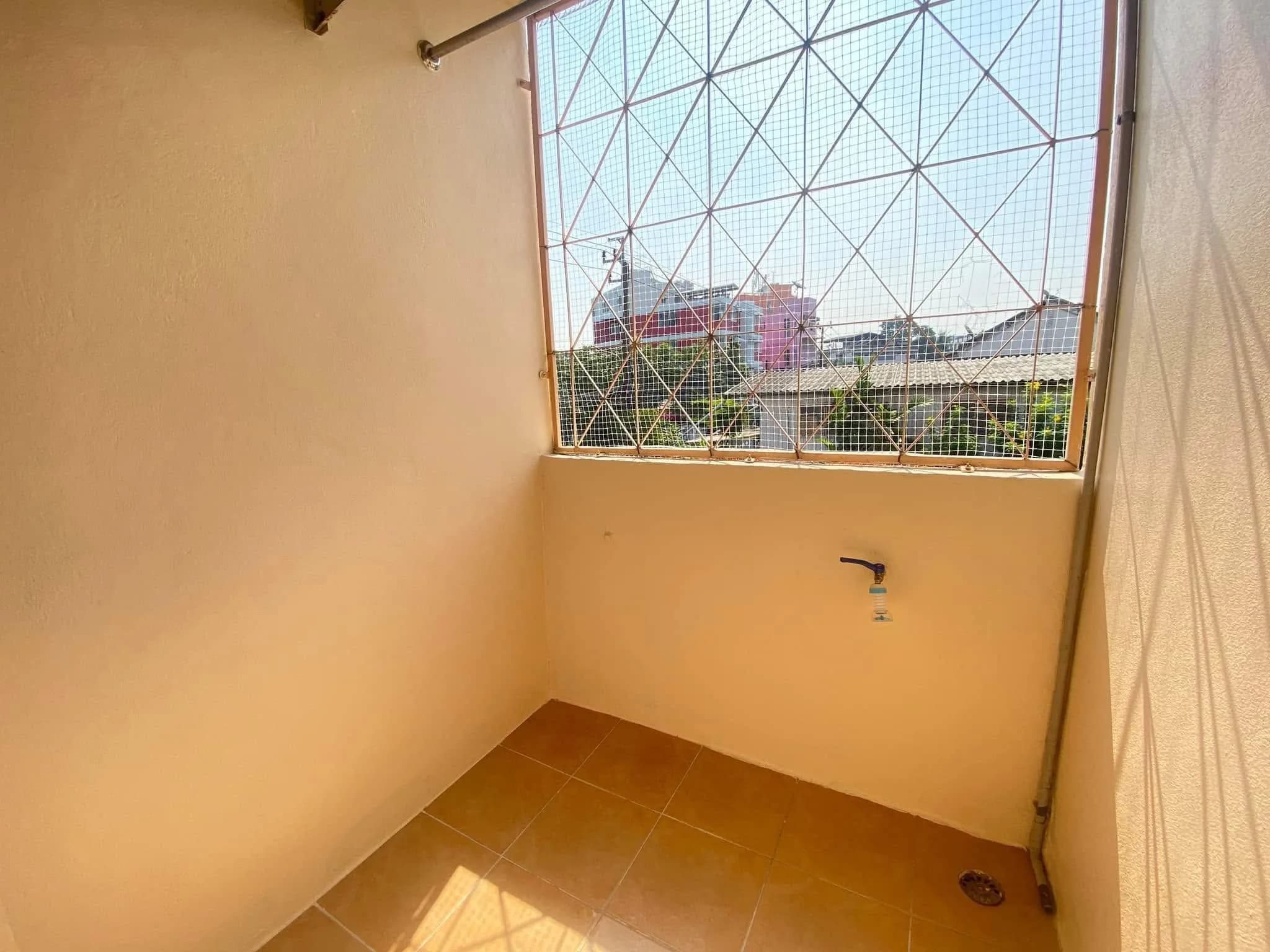 Salin Place, Soi Seri Thai 9 near the NIDA Junction: Monthly Air-Conditioned Rooms with a Balcony in Every Room photo 8