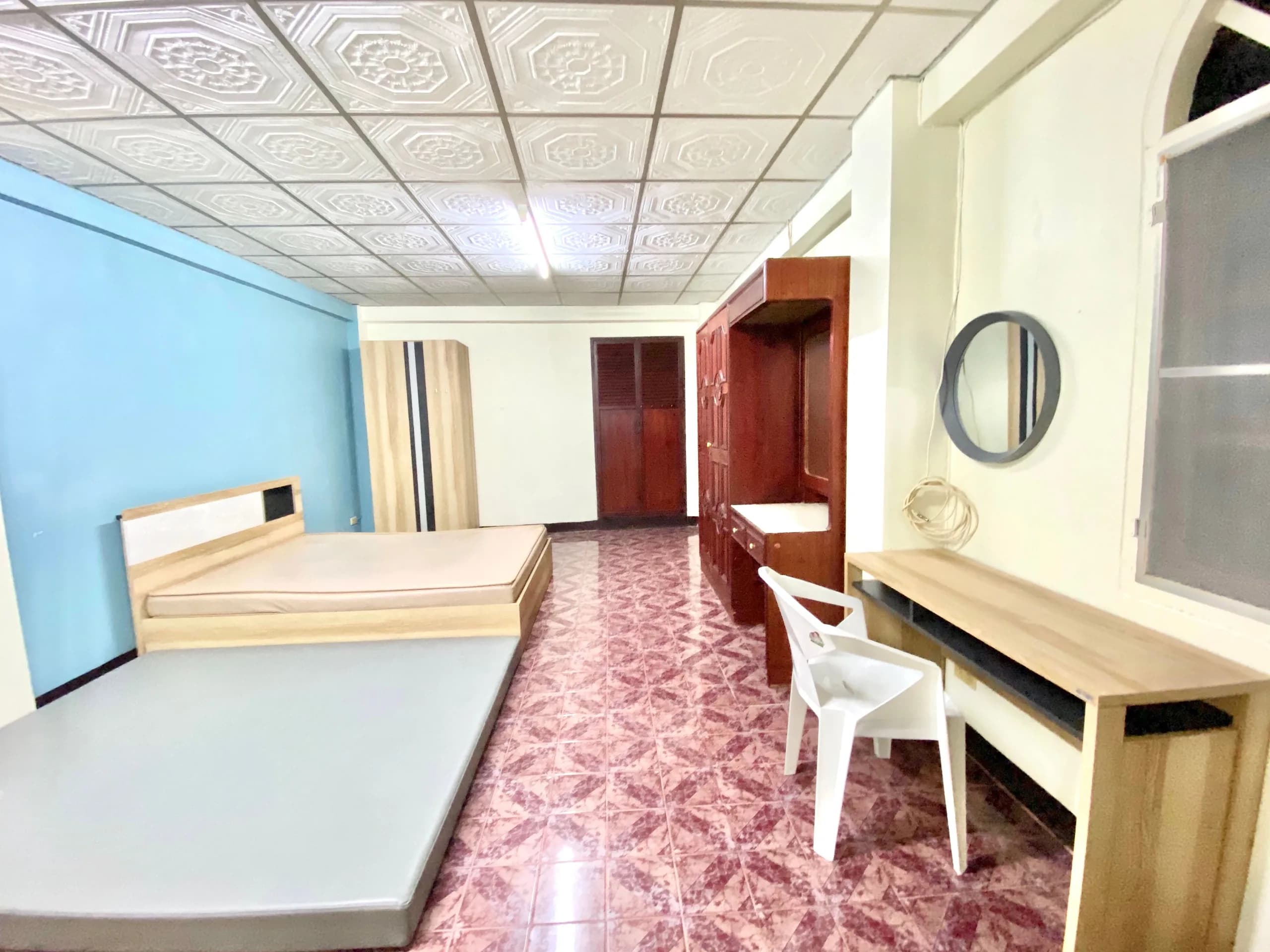 SPL Court, Soi Ратчадапхисек 3, Din Daeng: комнаты 26-36 кв. м с балконами, помесячная аренда, около 700 м от MRT Phra Ram 9 фото 1