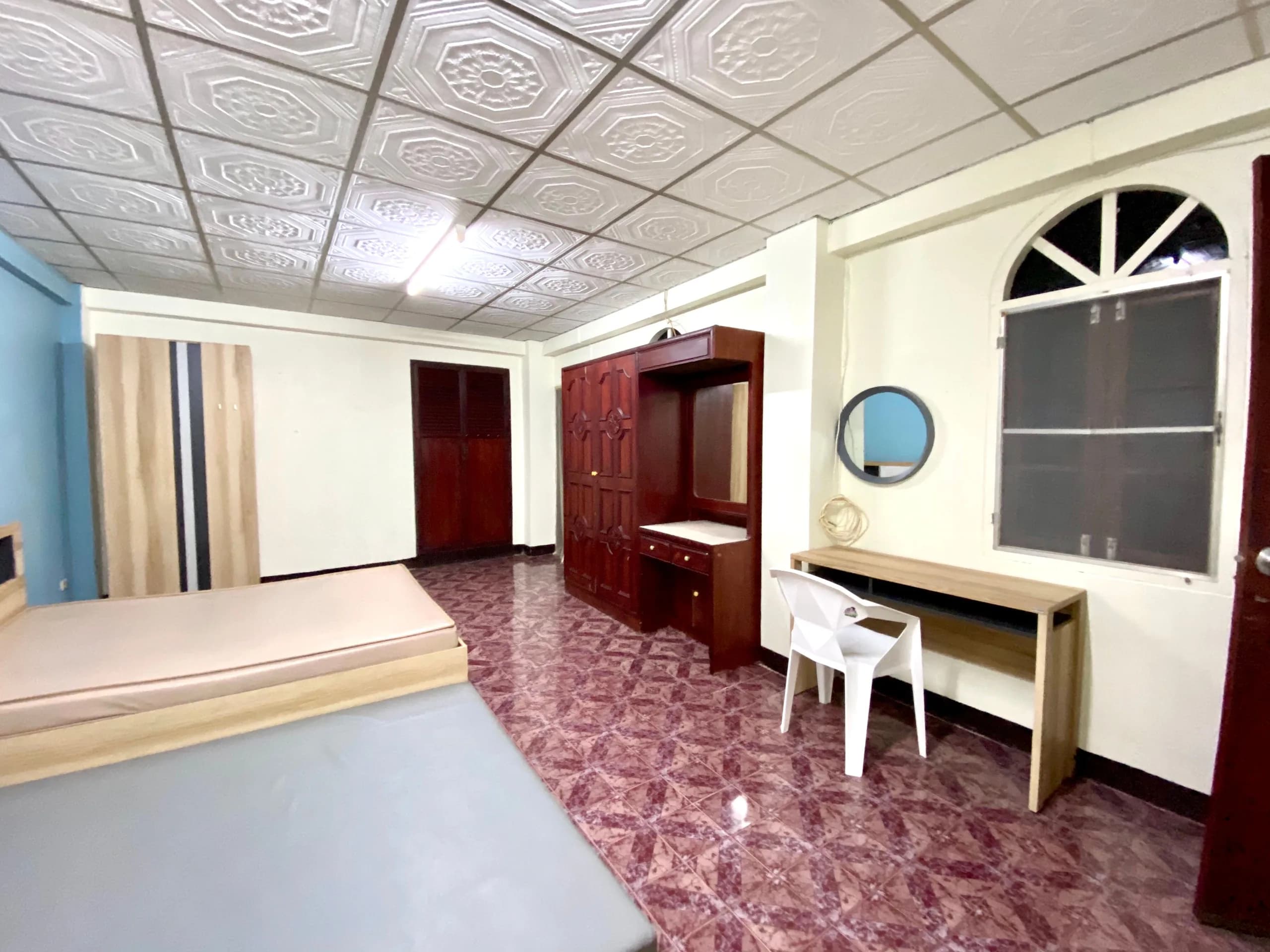 SPL Court, Soi Ратчадапхисек 3, Din Daeng: комнаты 26-36 кв. м с балконами, помесячная аренда, около 700 м от MRT Phra Ram 9 фото 2