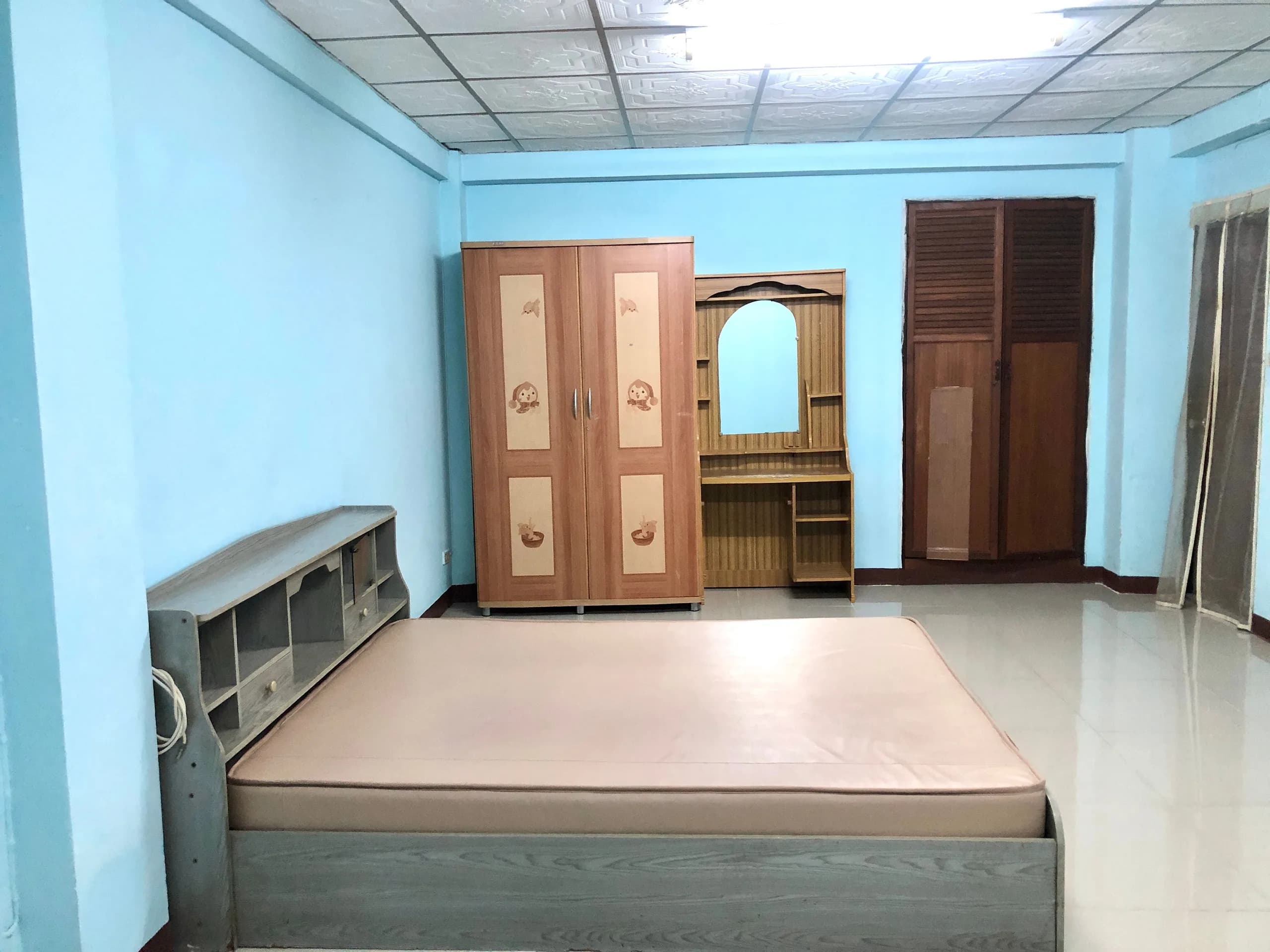 SPL Court, Soi Ратчадапхисек 3, Din Daeng: комнаты 26-36 кв. м с балконами, помесячная аренда, около 700 м от MRT Phra Ram 9 фото 4