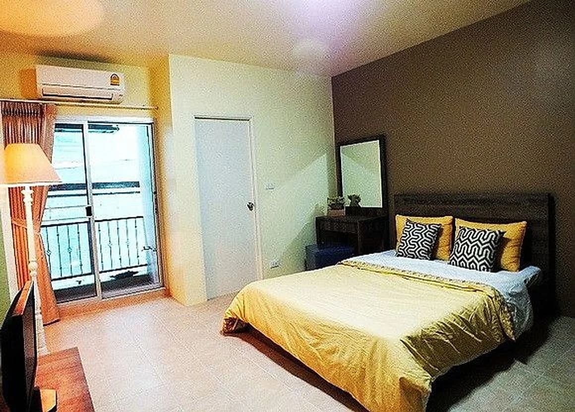 Srisuke Place, Soi Lat Phrao 34: bilik berperabot sewa bulanan 23–25 m², dekat MRT Ratchadaphisek dan MRT Lat Phrao