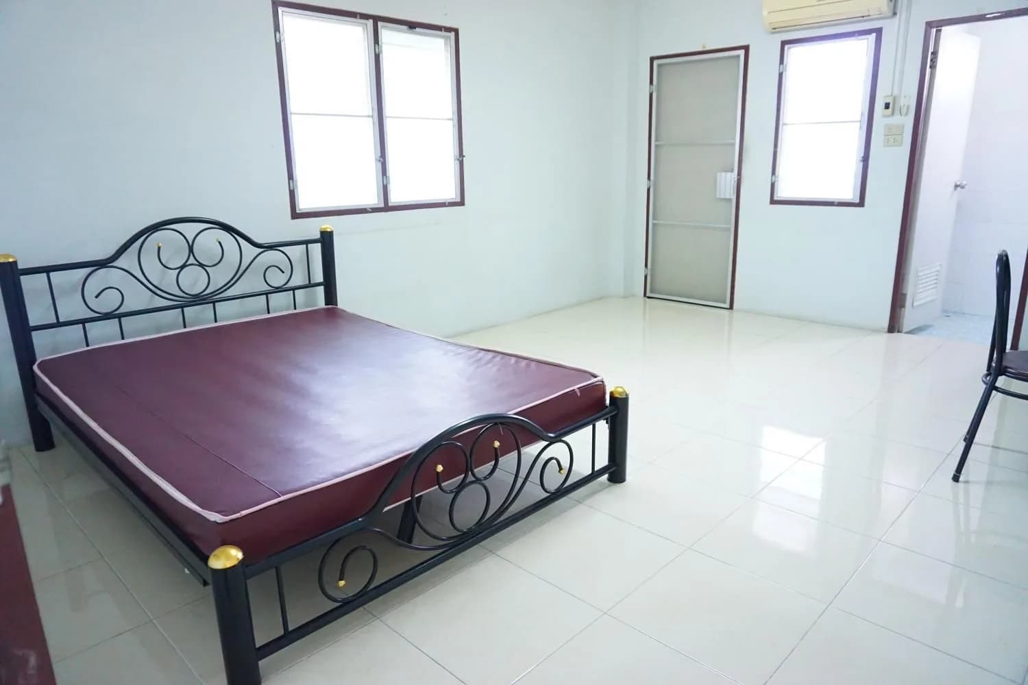 Sujitra Apartment في Ban Suan: غرف شهرية بمساحة 26 م² مع Wi-Fi ومواقف مجانية قرب مستشفى Chonburi