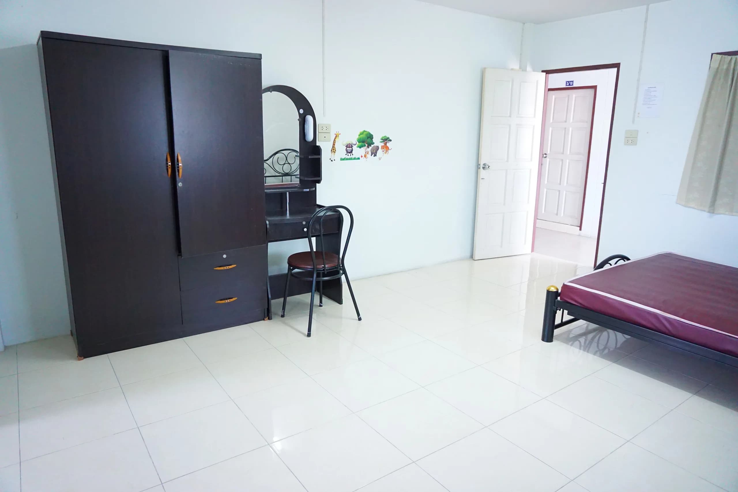 Sujitra Apartment, Ban Suan: habitaciones mensuales de 26 m² con Wi-Fi y estacionamiento gratis, cerca de Chonburi Hospital foto 3