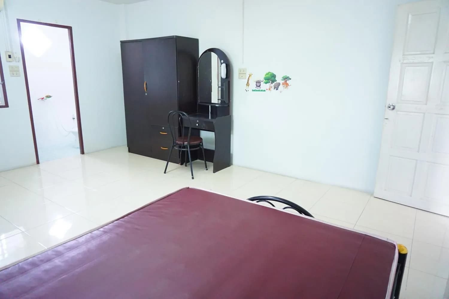 Sujitra Apartment, Ban Suan: habitaciones mensuales de 26 m² con Wi-Fi y estacionamiento gratis, cerca de Chonburi Hospital foto 4