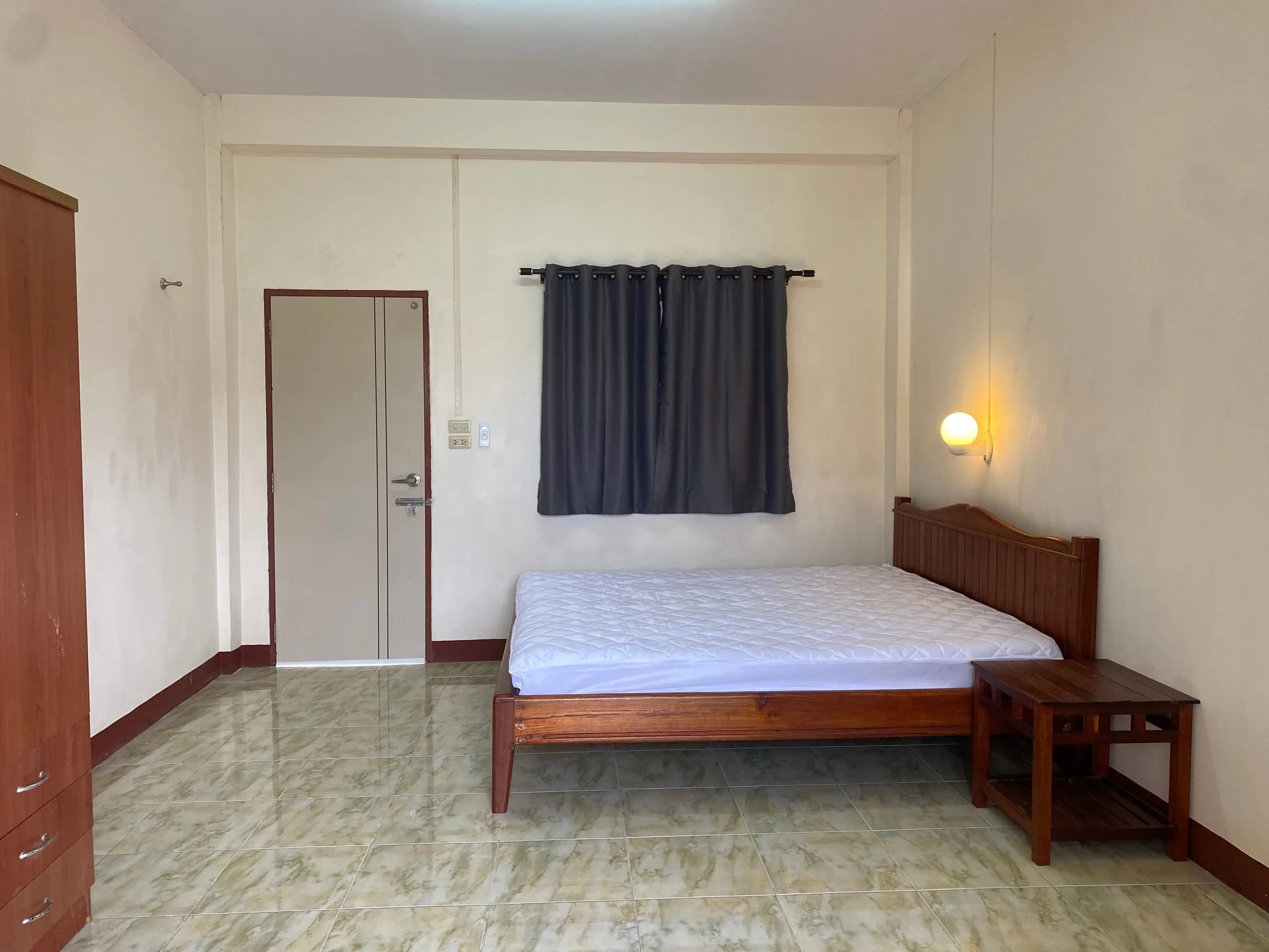 Suksan Apartment 2-3 في Pak Nam، Rayong: غرف مكيّفة وغرف بمروحة شهرية قرب مدرسة Rayong Wittayakom صورة 1