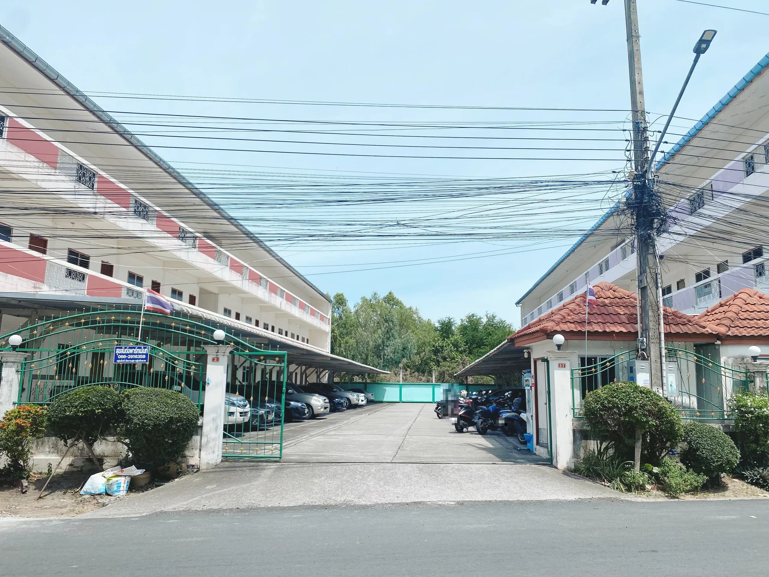 Suksan Apartment 2-3 في Pak Nam، Rayong: غرف مكيّفة وغرف بمروحة شهرية قرب مدرسة Rayong Wittayakom صورة 2