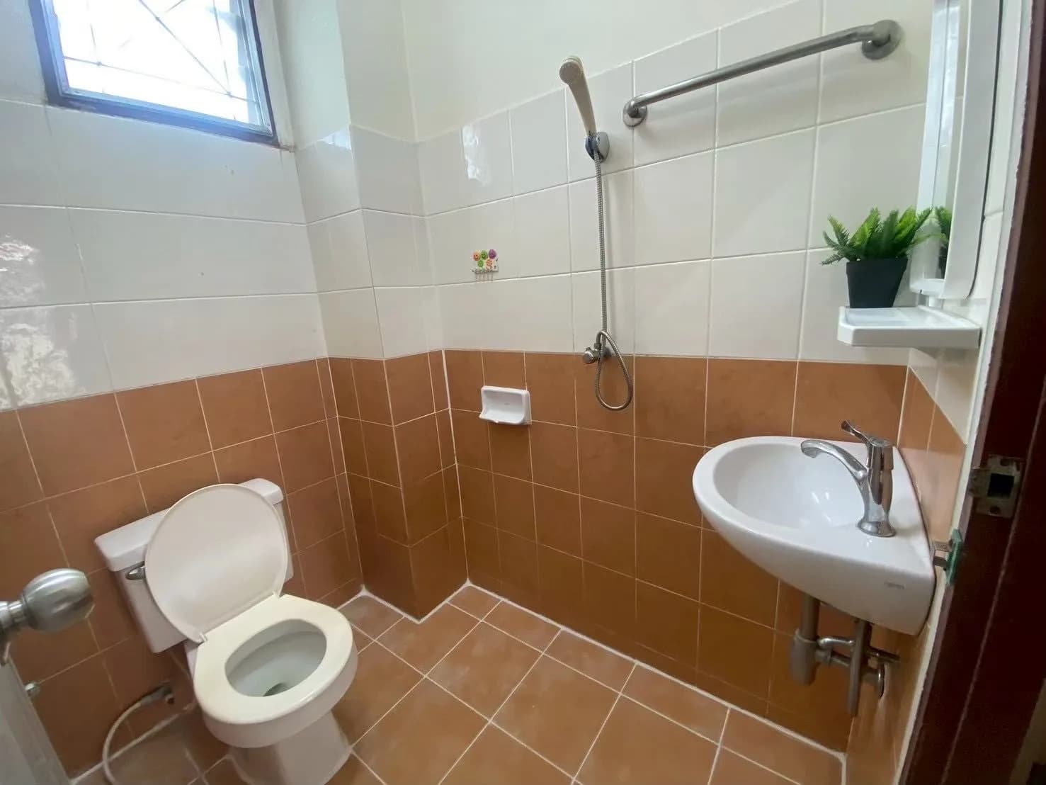 Suksan Apartment 2-3 في Pak Nam، Rayong: غرف مكيّفة وغرف بمروحة شهرية قرب مدرسة Rayong Wittayakom صورة 3