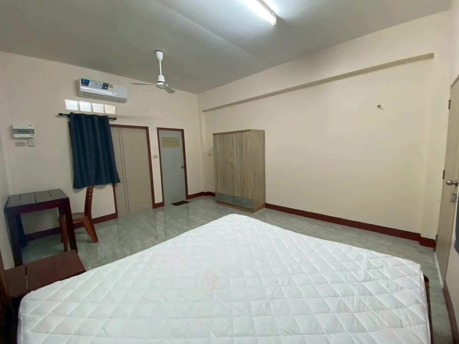 Suksan Apartment 2-3 في Pak Nam، Rayong: غرف مكيّفة وغرف بمروحة شهرية قرب مدرسة Rayong Wittayakom صورة 4
