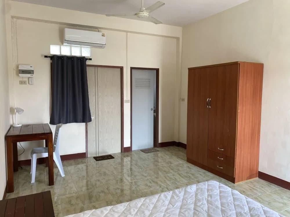 Suksan Apartment 2-3 في Pak Nam، Rayong: غرف مكيّفة وغرف بمروحة شهرية قرب مدرسة Rayong Wittayakom صورة 5