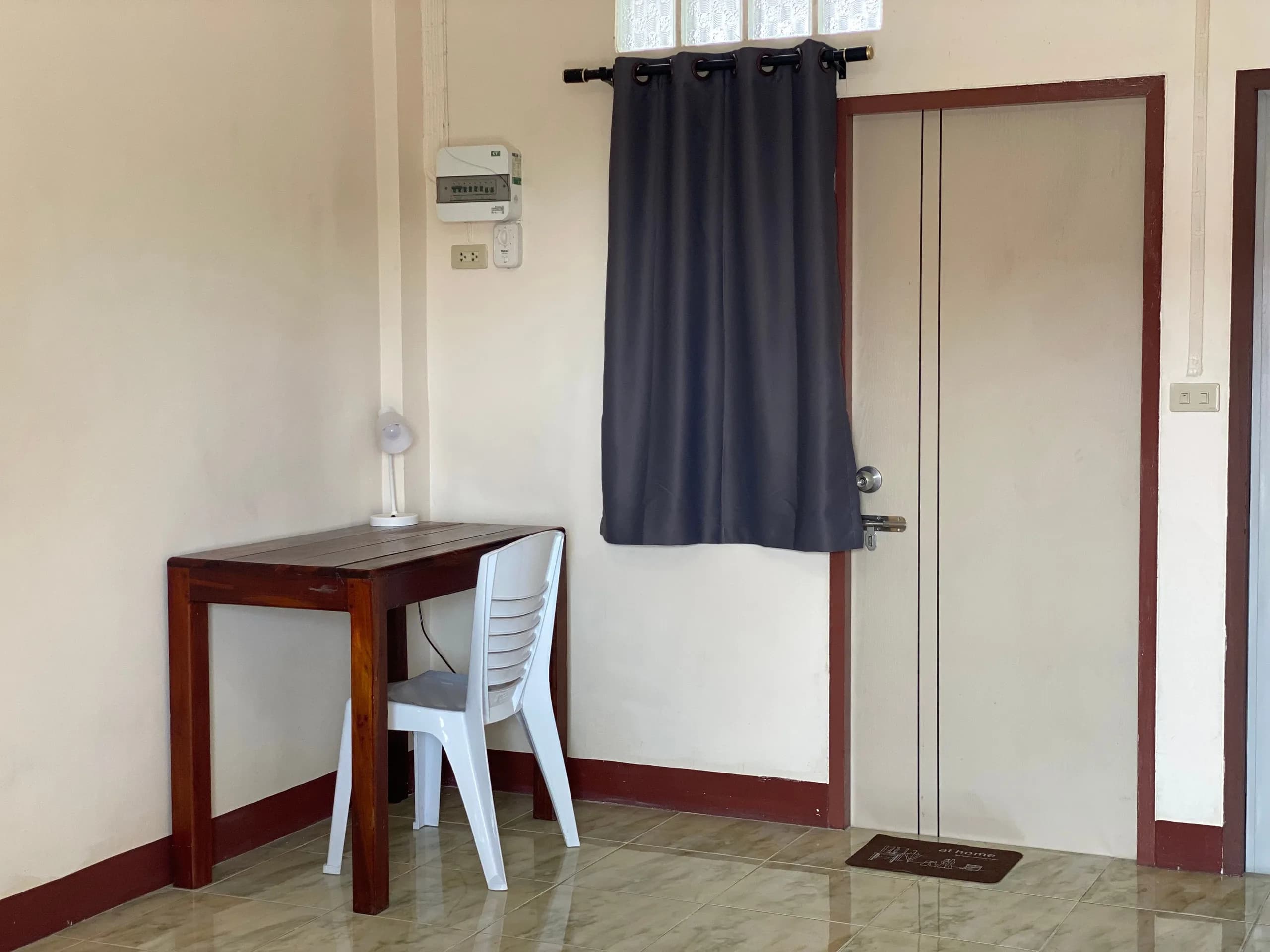 Suksan Apartment 2-3 في Pak Nam، Rayong: غرف مكيّفة وغرف بمروحة شهرية قرب مدرسة Rayong Wittayakom صورة 6