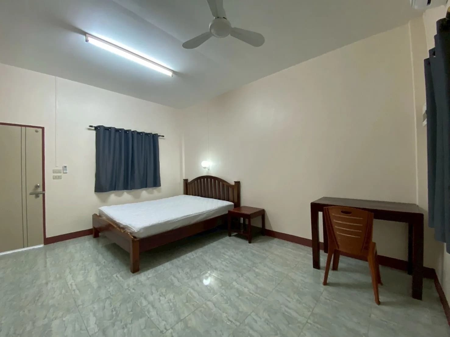 Suksan Apartment 2-3 في Pak Nam، Rayong: غرف مكيّفة وغرف بمروحة شهرية قرب مدرسة Rayong Wittayakom صورة 7
