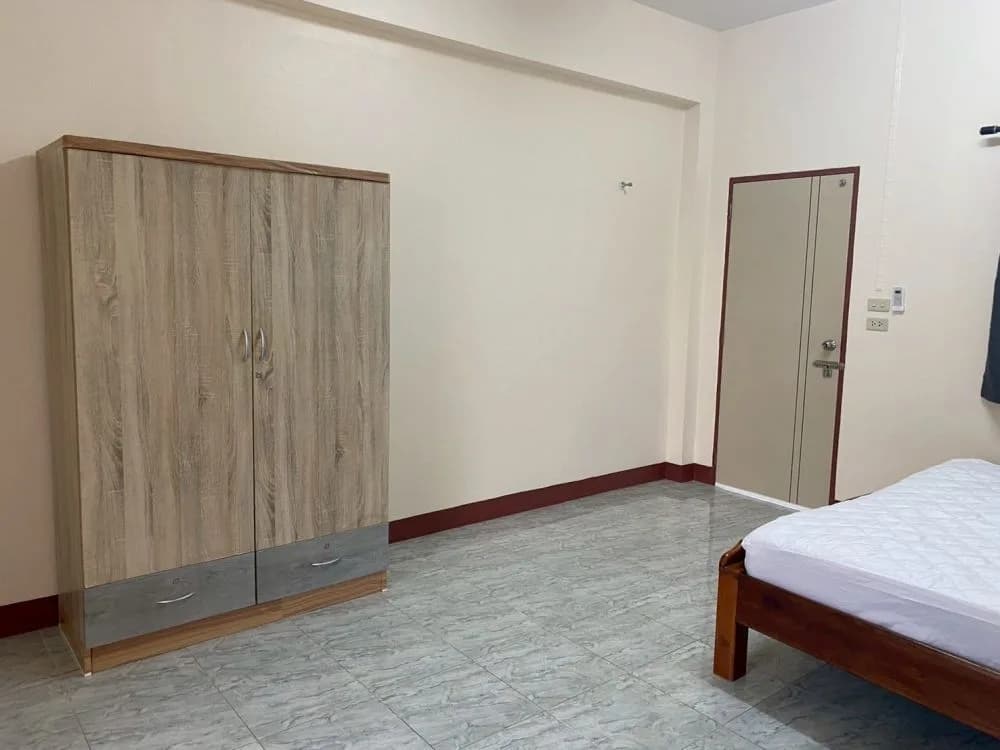 Suksan Apartment 2-3 في Pak Nam، Rayong: غرف مكيّفة وغرف بمروحة شهرية قرب مدرسة Rayong Wittayakom صورة 8