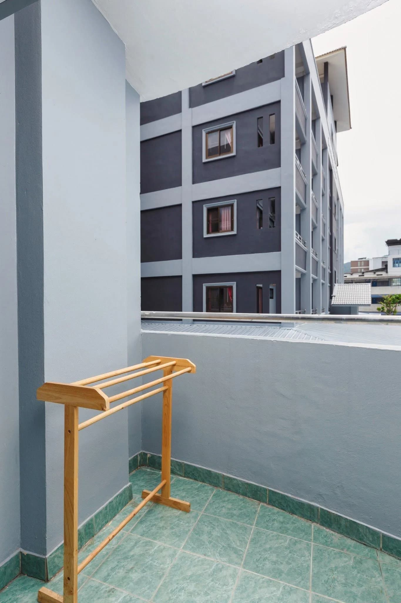 Suparerk Court 2, Chom Doi Road: Zimmer zur Monatsmiete mit Balkon nahe Universität Chiang Mai Foto 6
