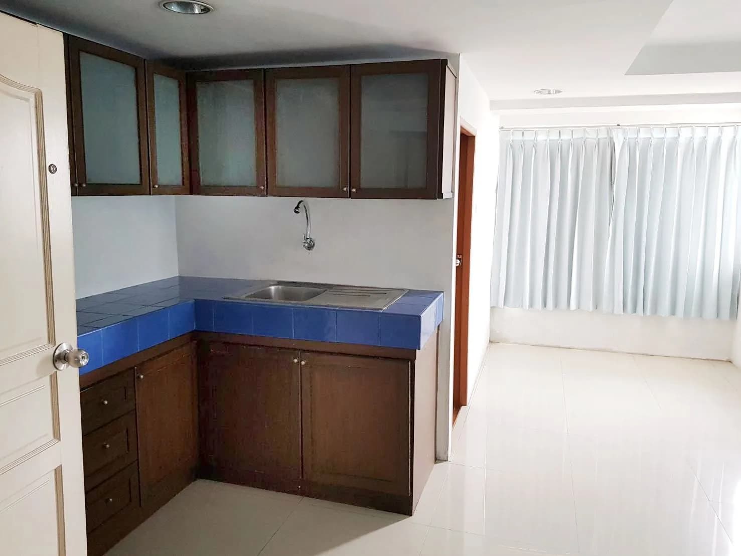 Suvarnabhumi Apartment, Soi Rom Klao 36: Große Zimmer zur Monatsmiete mit Küchenspüle, vom Studio bis zur 2-Schlafzimmer-Wohnung Foto 1
