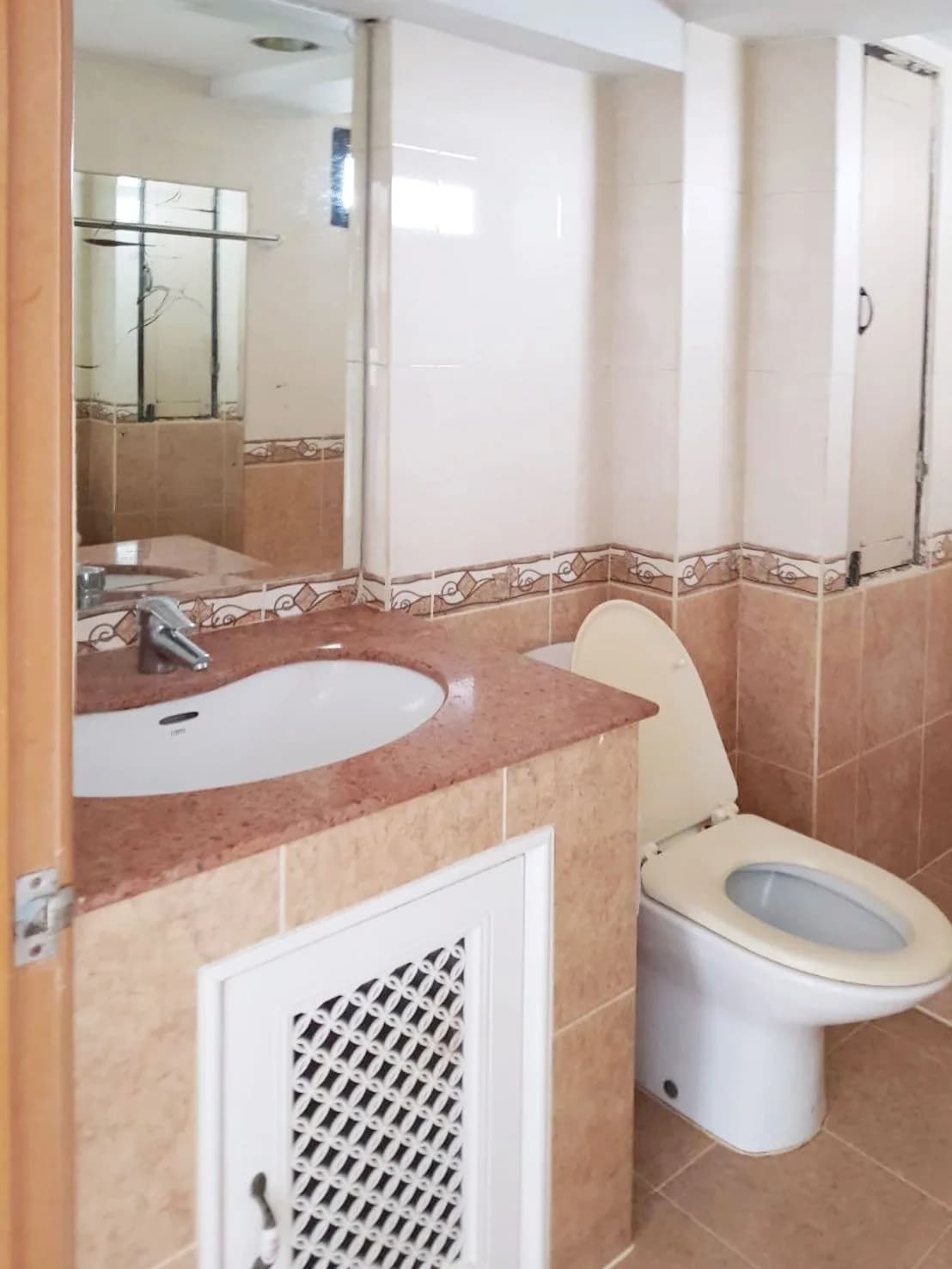 Suvarnabhumi Apartment, Soi Rom Klao 36: Große Zimmer zur Monatsmiete mit Küchenspüle, vom Studio bis zur 2-Schlafzimmer-Wohnung Foto 3