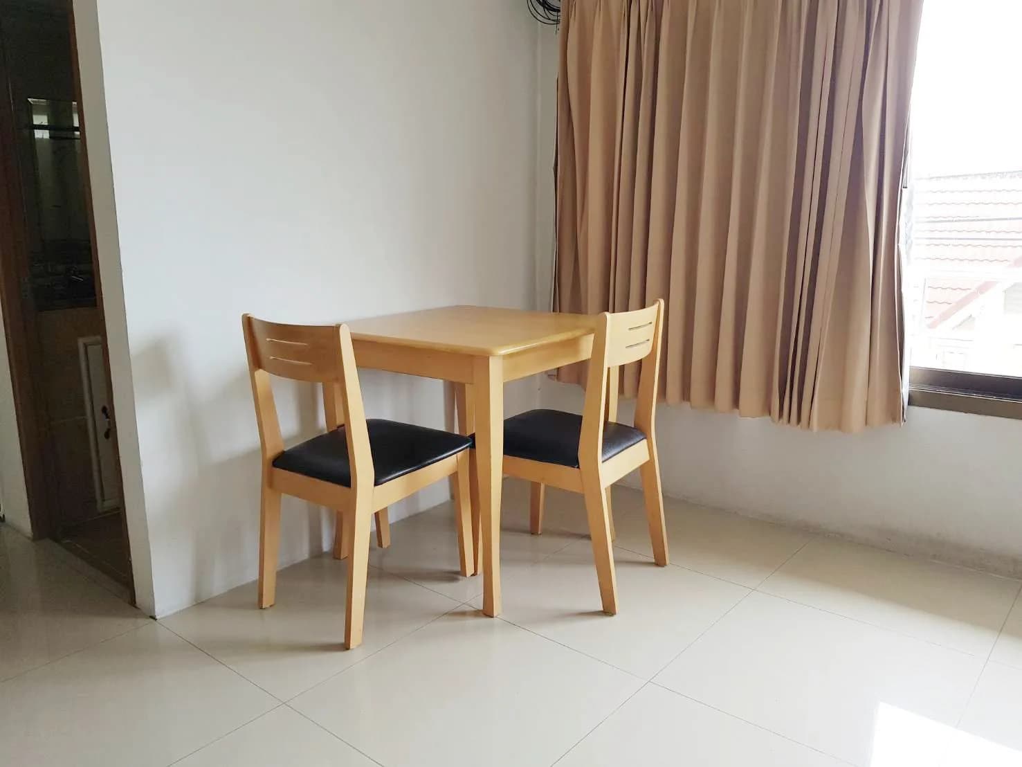 Suvarnabhumi Apartment, Soi Rom Klao 36: Große Zimmer zur Monatsmiete mit Küchenspüle, vom Studio bis zur 2-Schlafzimmer-Wohnung Foto 5