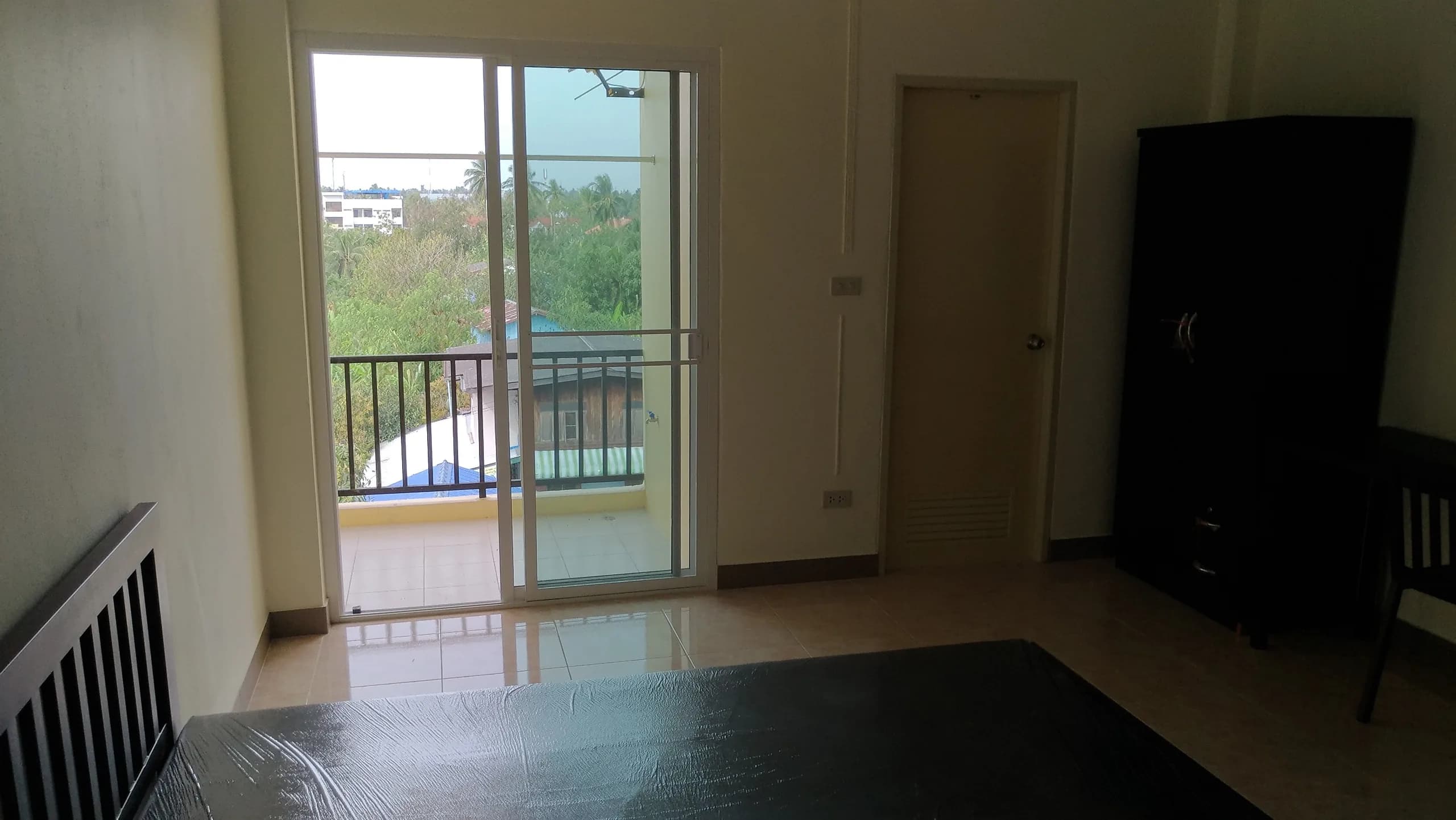 The Living Apartment, Mittraphap 8, Korat: Monthly Fan and Air-Con Rooms of 23.5 sq.m. near The Mall Korat photo 5