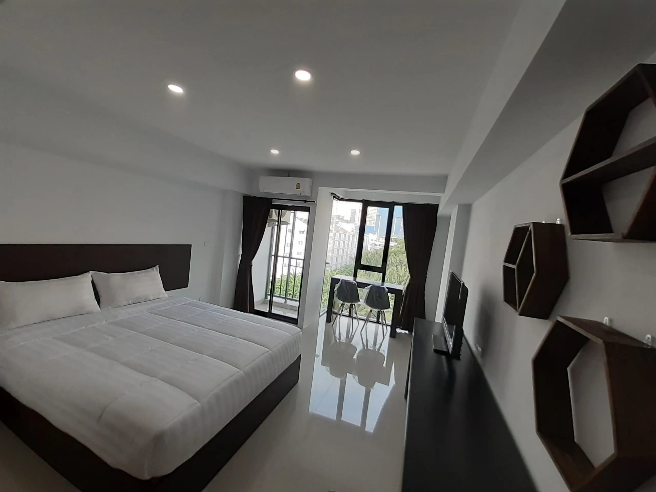 The Onix Court, Soi Sukhumvit 66/1: Studios zur Monatsmiete mit kostenlosem Shuttle zu BTS Udom Suk