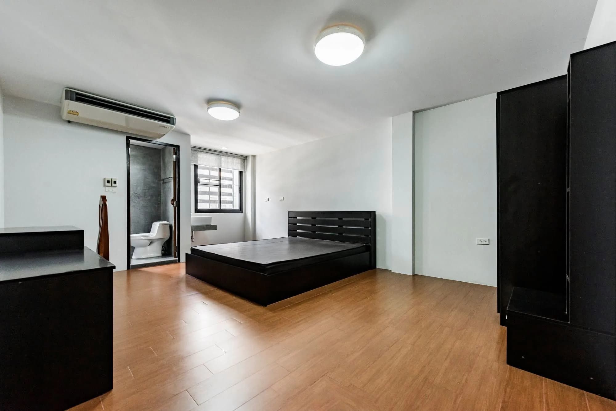 The Palm Inn, Soi Charoen Nakhon 14 Yaek 7, Khlong San : chambres style loft de 24 m² à louer au mois, près du BTS Krung Thon Buri