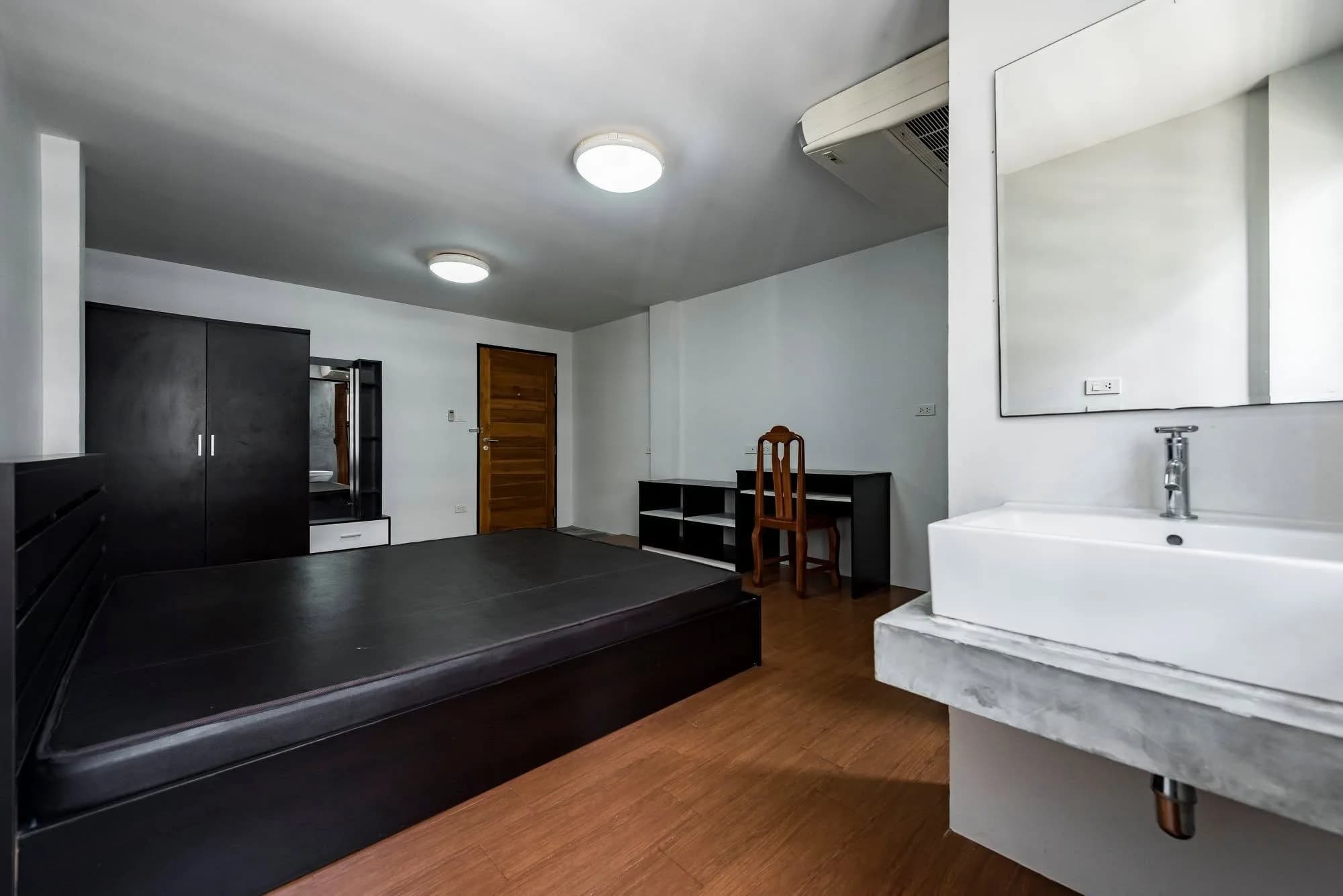 The Palm Inn, Soi Charoen Nakhon 14 Yaek 7, Khlong San: Loft-Style Monthly Rooms of 24 sq.m. near BTS Krung Thon Buri photo 3
