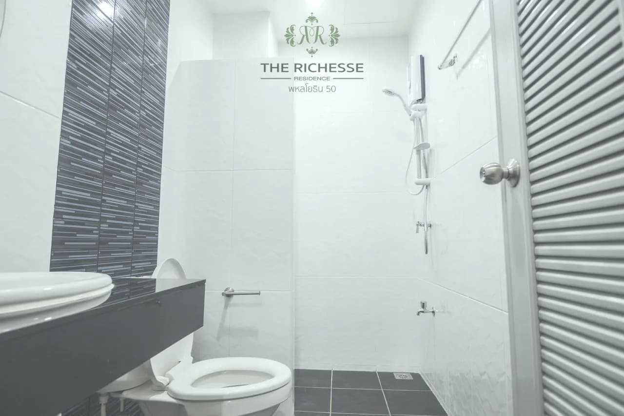 غرف مفروشة مع Wi-Fi مجاني للإيجار الشهري في The Richesse Residence، Soi Phahon Yothin 50، على بعد 700 م من محطة BTS Sai Yut صورة 3